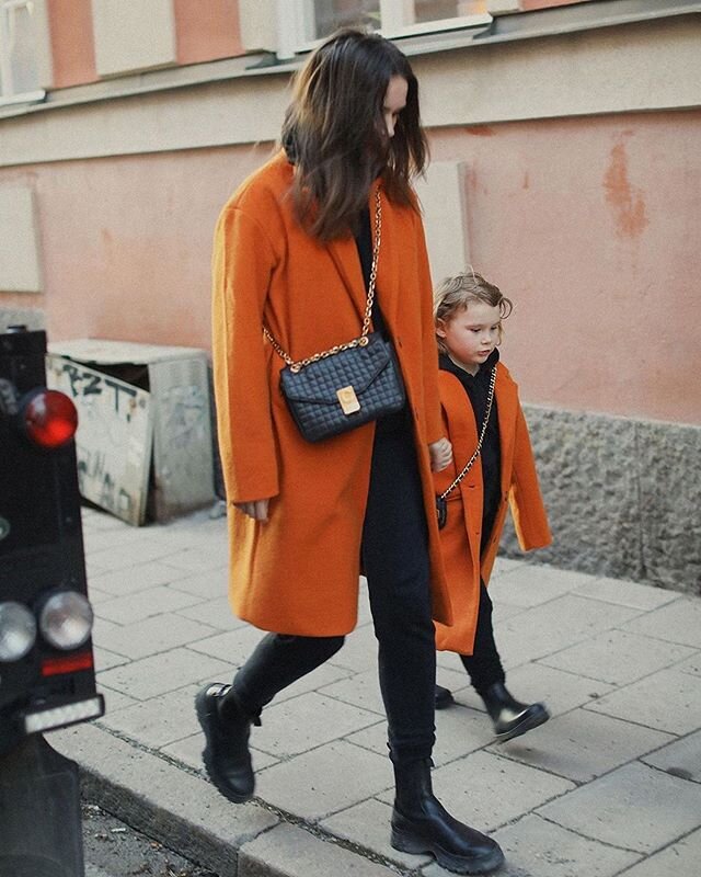 How stylish is this this mother-and-daughter duo? Love this shot from @carolineblomst 🧡