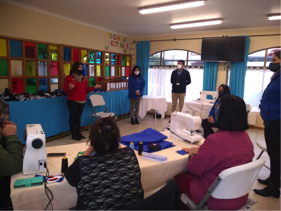 Muestra de mascarillas hechas por usuarias a SEREMI de trabajo