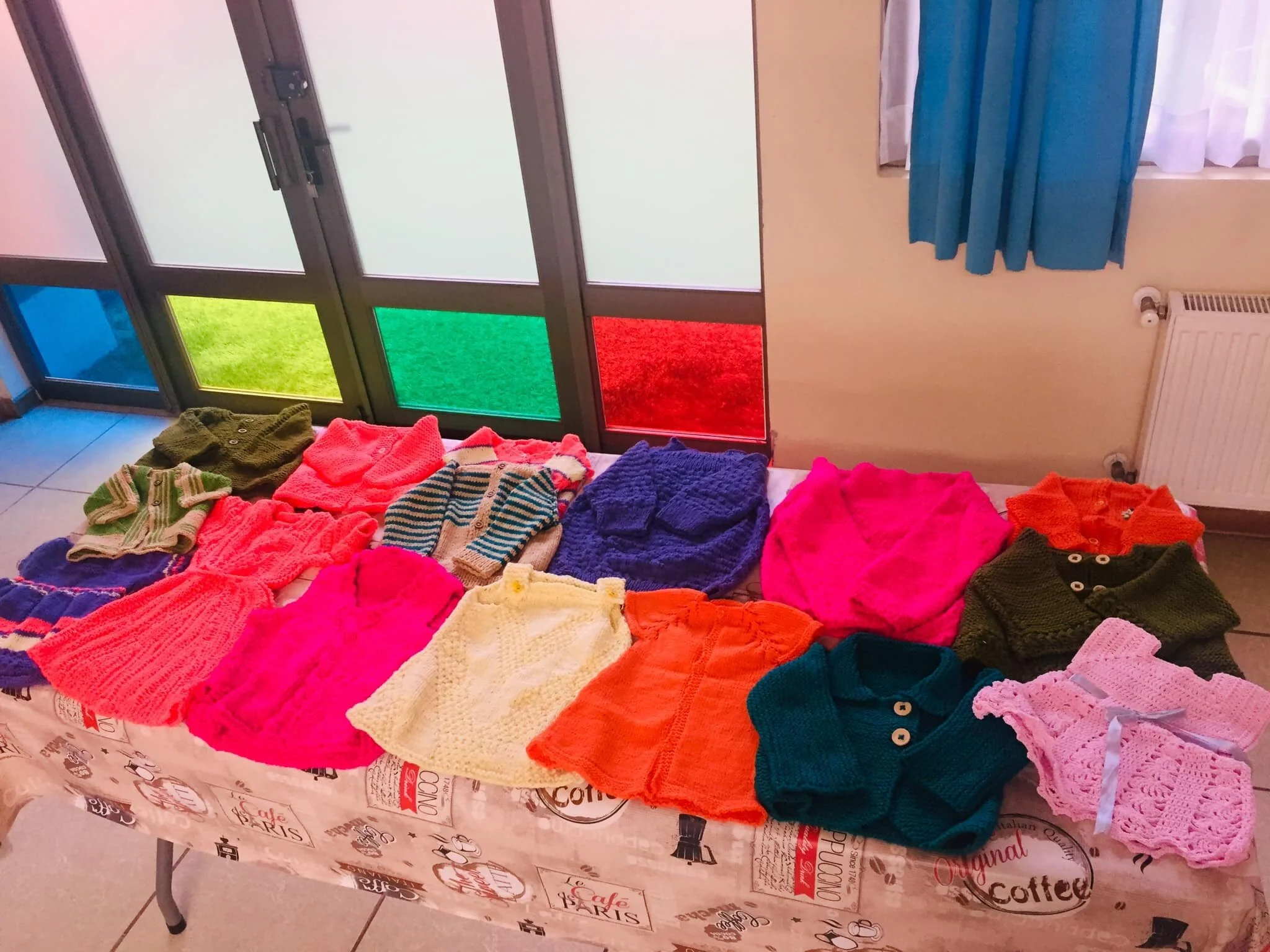 Donación de vestuario nuevo recibida en nuestra institución.