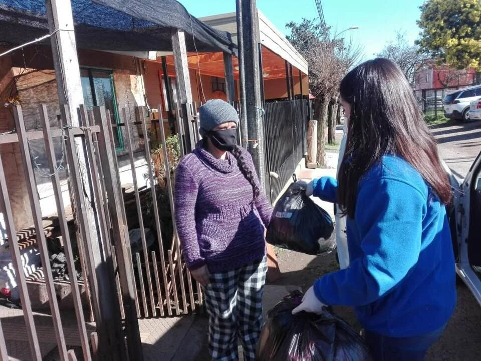 Asiste Social realiza visitas domiciliarias para hacer entrega de donación de vestuario en sectores de la comuna de Chillán y Chillán Viejo.
