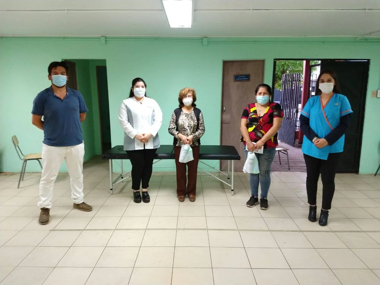 Sesiones de terapias de masajes en la Junta Vecinal Ultra estación , con recursos del Proyecto Social FNDR "Talleres que fortalecen en tiempos de crisis"