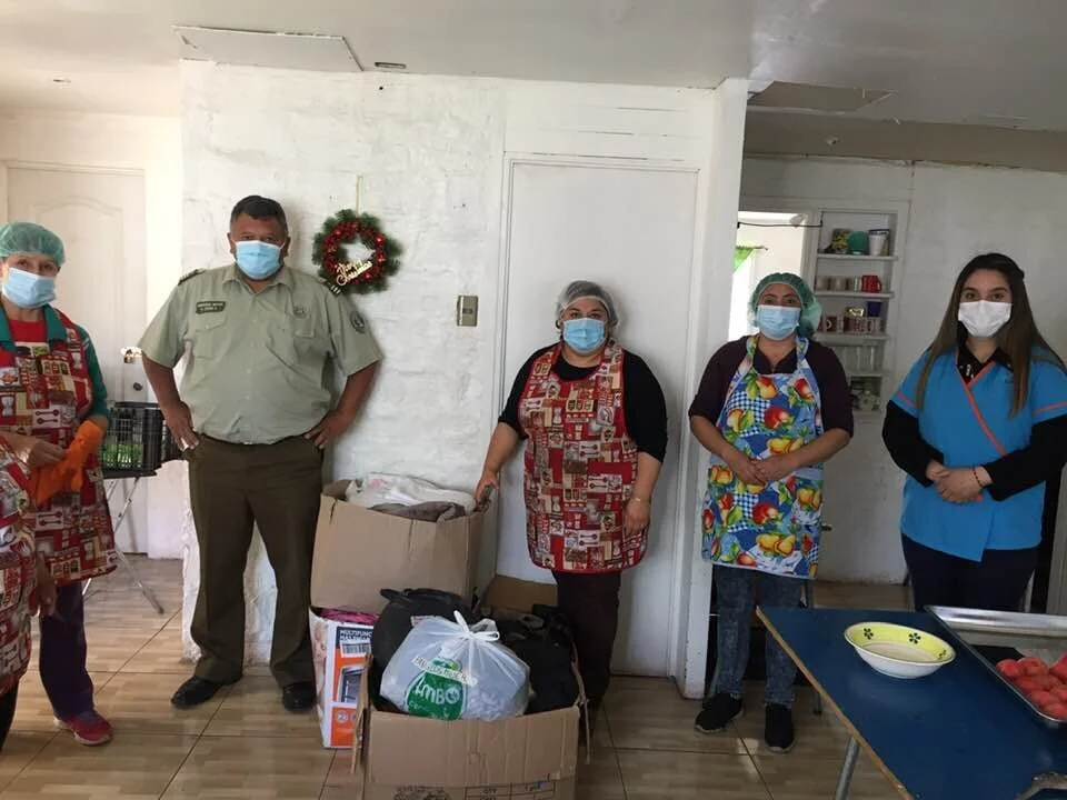 Donación de vestuario en comedores comunitarios "Solo nosotras" y "Santa Rosa" en conjunto a Carabineros de Chile de la 2da comisaria de Chillán 