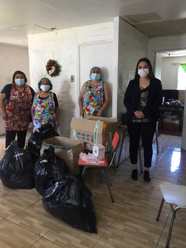 Donación de vestuario en comedor comunitario "Solo nosotras" 