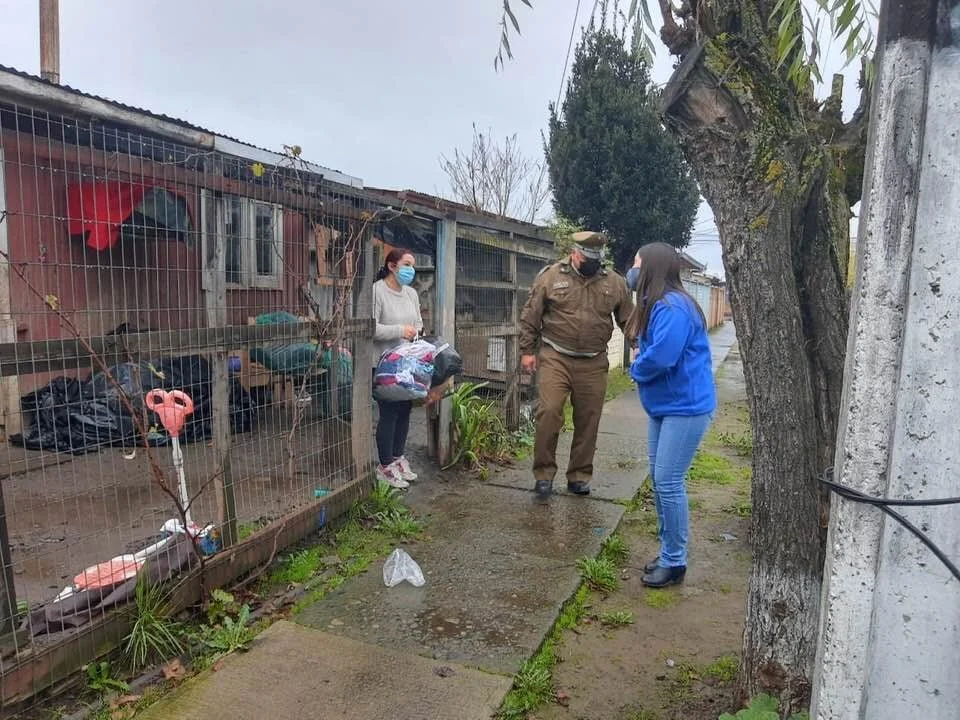 ONG Luces del Futuro en conjunto al apoyo de Carabineros de Chile, de la 2da comisaria de Chillán, realizan donación de vestuario infantil en la Población Oscar Bonilla.