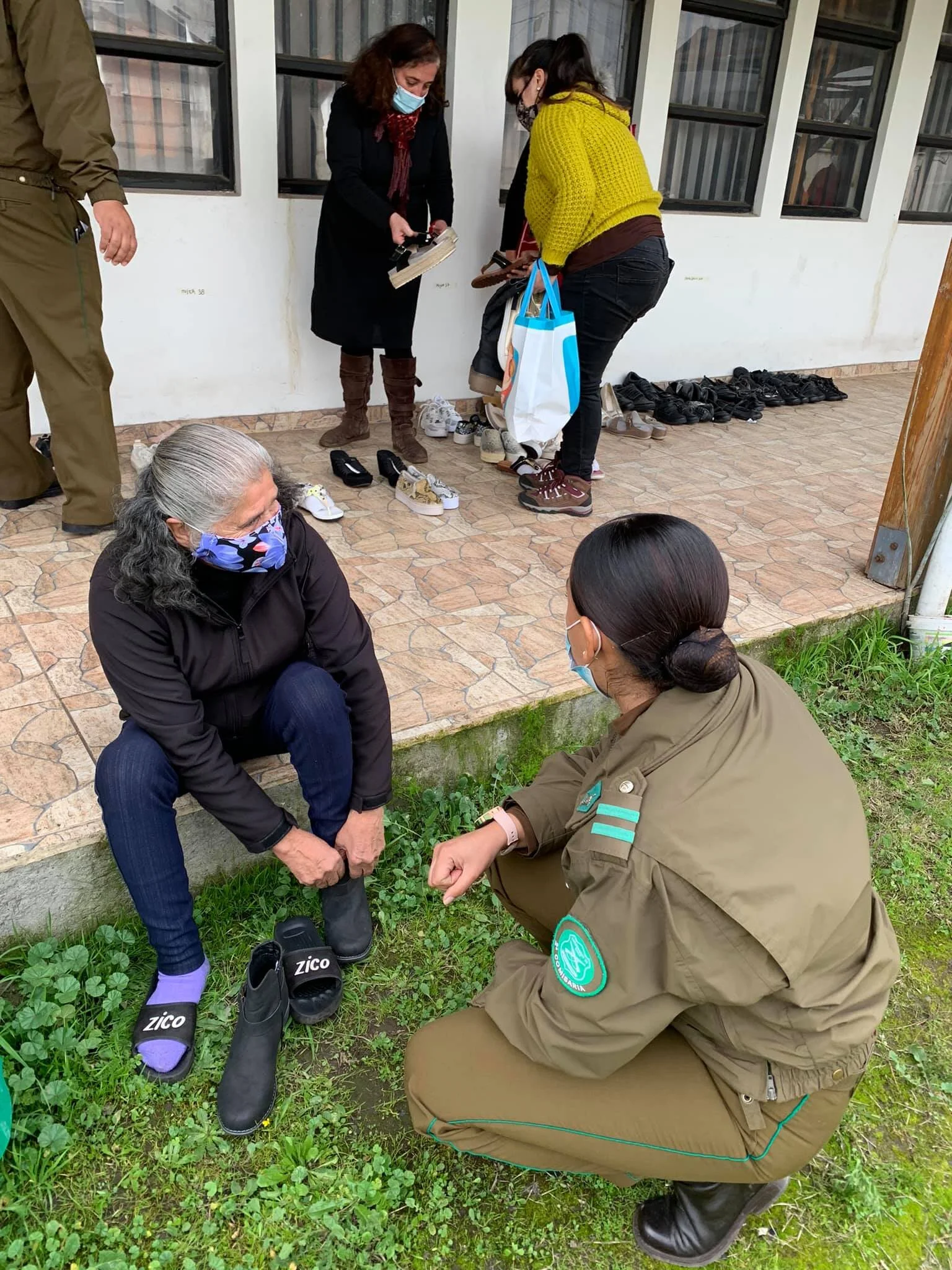 ONG Luces del Futuro en conjunto a Carabineros de Chile de la 2da comisaría dé Chillán, llevaron a cabo donación de calzado de dama en el Comedor Solidario “La Castilla Norte”.