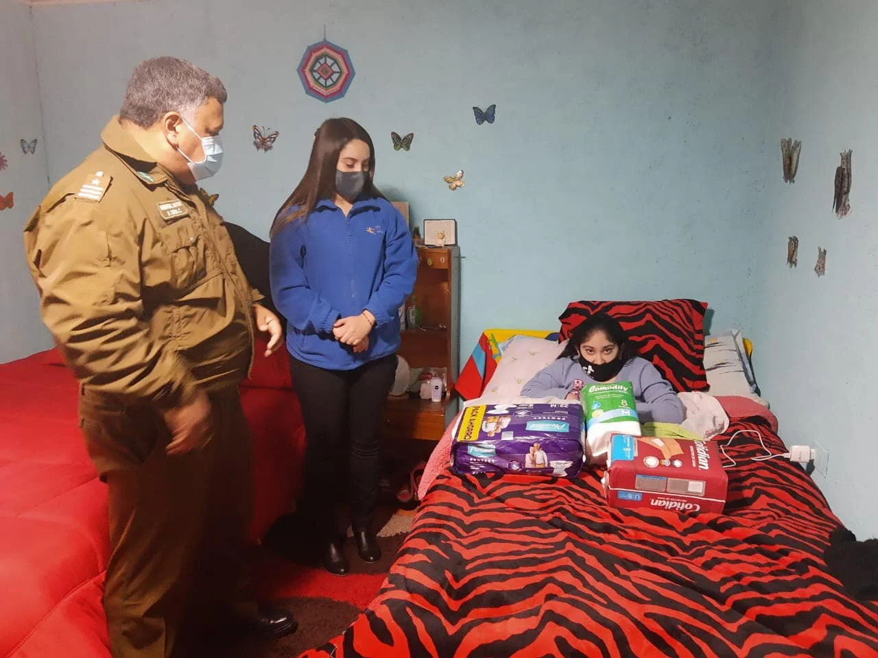 ONG Luces del Futuro en conjunto a Carabineros de Chile de la 2da comisaría dé Chillán, realizaron donación de Pañales de adulto talla M y Protector de cama, en Villa Creación. 