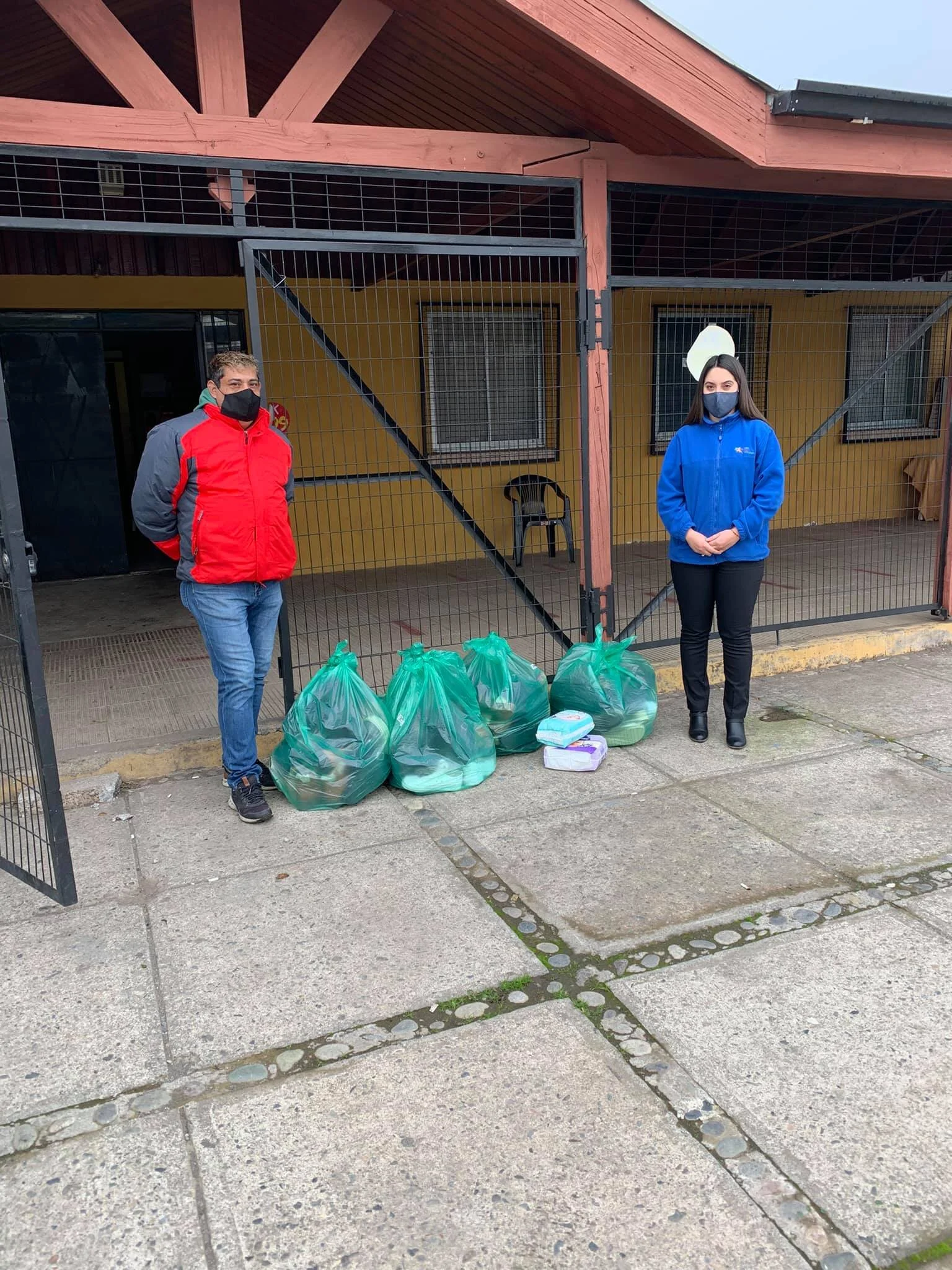 ONG Luces del futuro realiza visita a Comedor Solidario "Lomas de Oriente 4 " para realizar donación de calzado de dama y 2 Paquetes de Pañales talla G .
