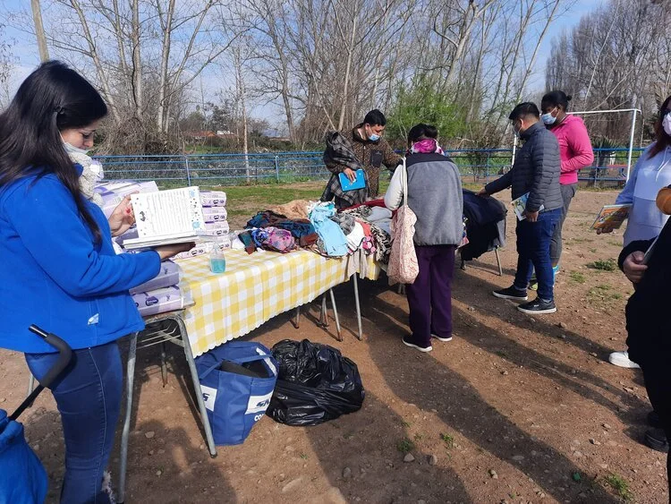 El equipo de ONG Luces del Futuro realizaron actividad solidaria que consistió en la entrega de pañales, vestuario de dama y  varón en el “COMEDOR SOLIDARIO REAL COLONIA" 