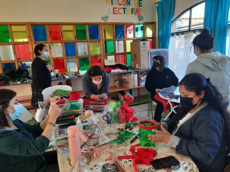 Taller navideño de reciclaje, en beneficio a mujeres vulnerables.