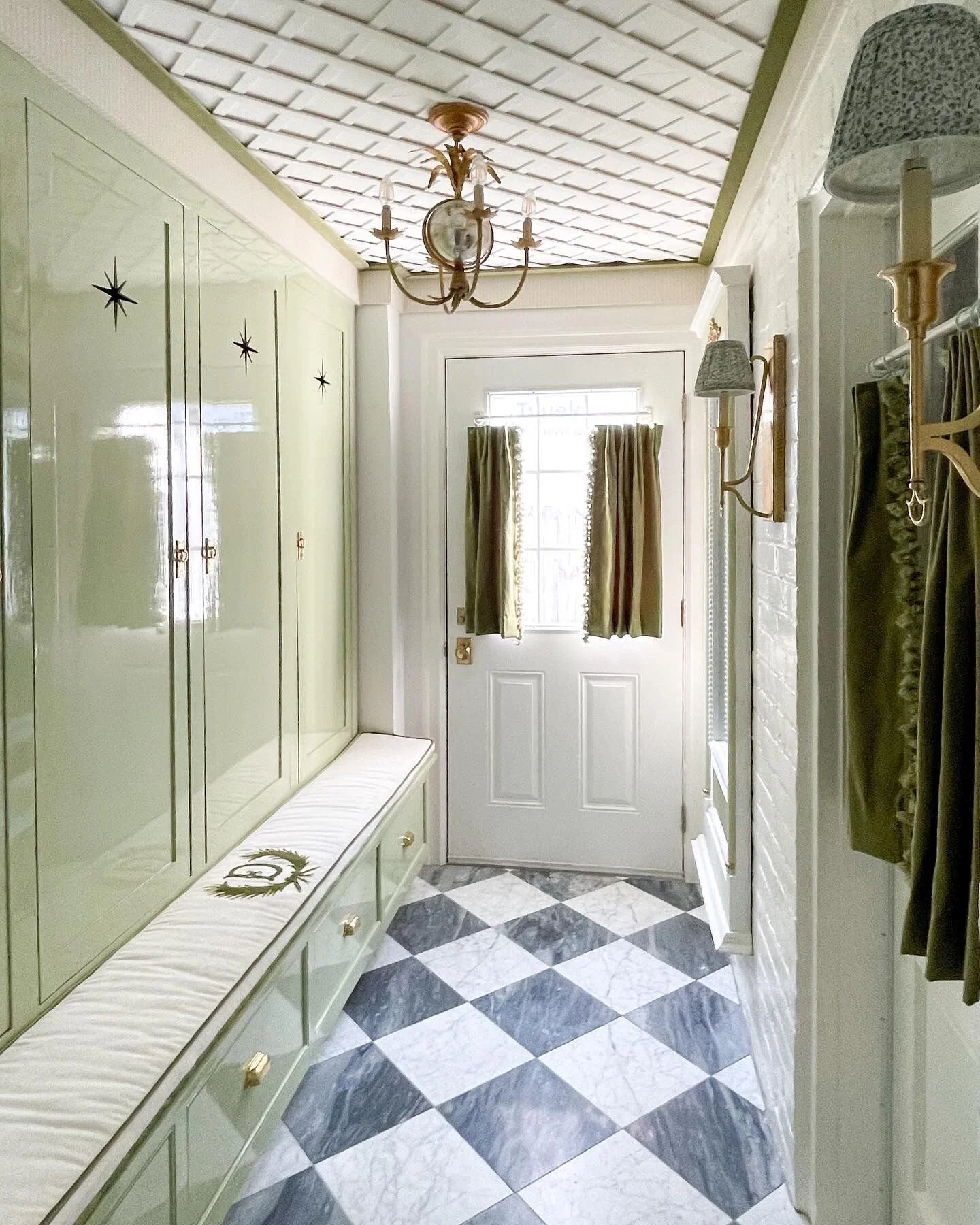 This gorgeous glam mudroom by @thesoutherngail from the spring '22 ORC started out as an old side-porch. What a luxurious way to enter your home-- it even has heated floors! The fun lattice detail on the ceiling is perfect for a space that transition