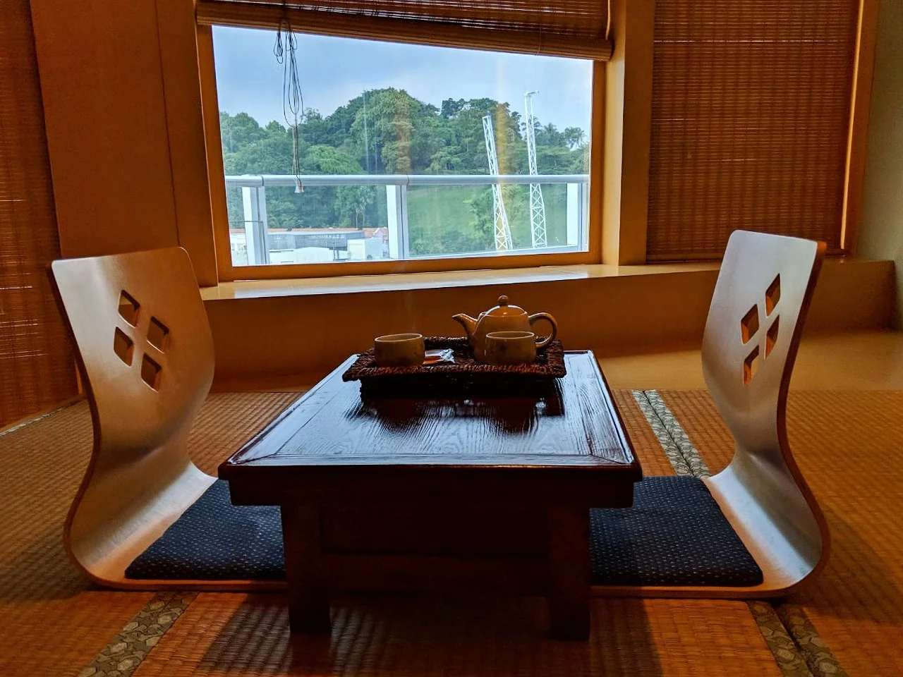 HDR mode combines data from many low exposure images into one photo giving a high dynamic range - in this photo taken on the Pixel 2 the very bright background is still clearly visible against the much lower light in Ikeda Spa . Everything is visible and not over or under exposed.