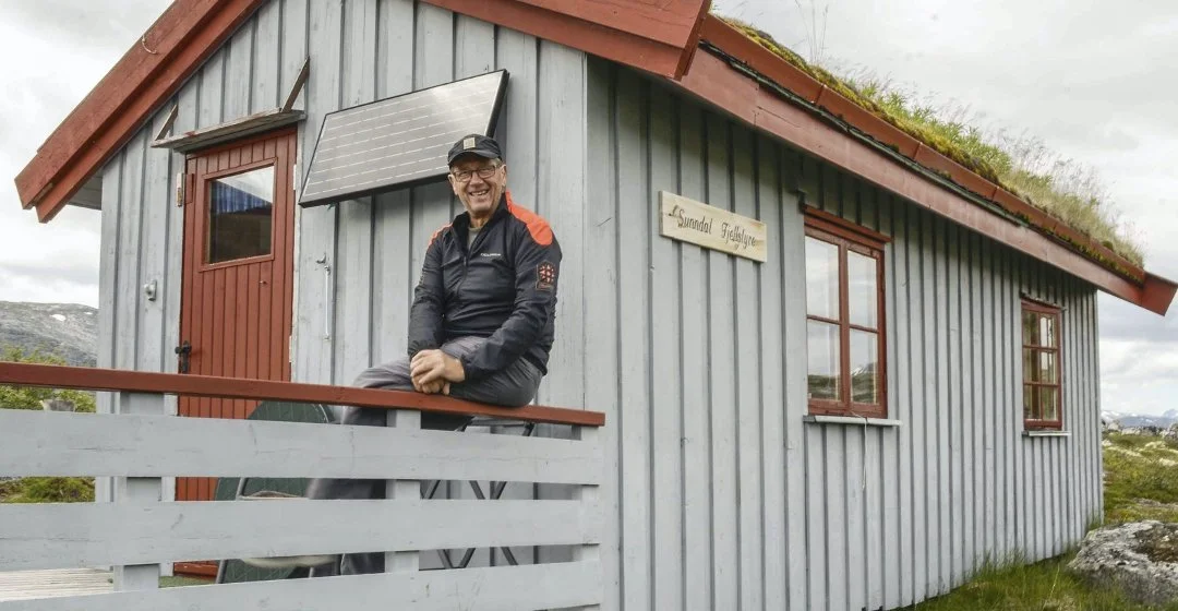 Per Skotvedt har gitt stafettpinnen videre til oppsynsmann Bjørn Sæther. (Foto: Bodil Rød)