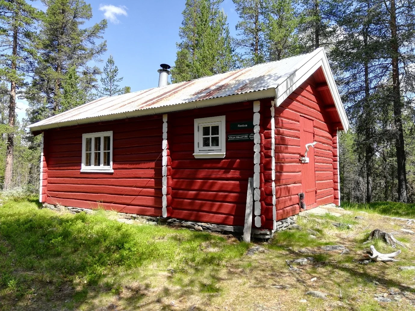 Dette er Finnbua som tilhører Sollia Fjellstyre. Her har ansatte fra Sollia Fjellstyre vasket og ryddet så bua er klar til bruk.