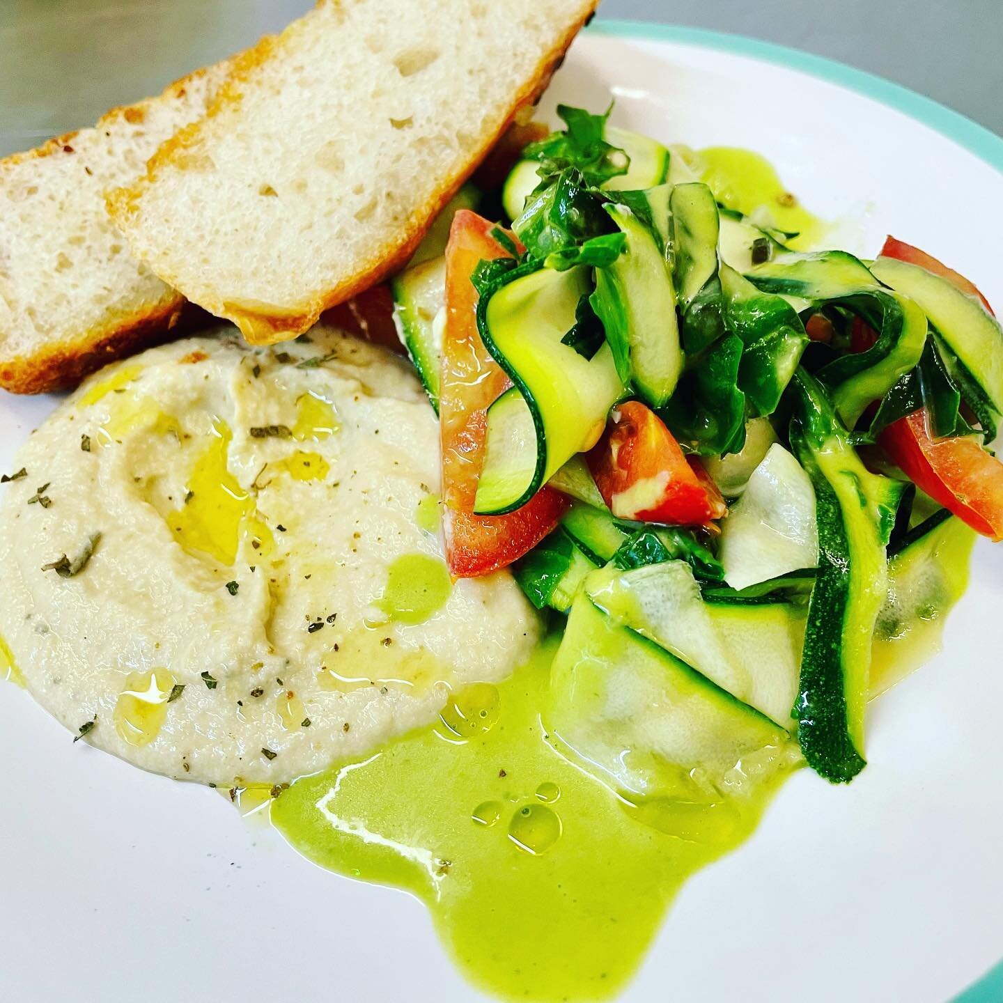 Bringing the summer sunshine back with this starter of courgette, tomato, perpetual spinach and cannellini bean salad with artichoke and lemon pur&eacute;e and basil dressing ☀️☀️☀️