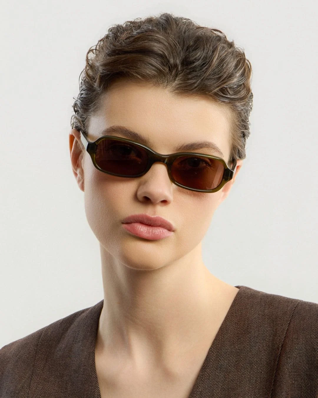 1350-lou-olive-brown-model 2.jpg