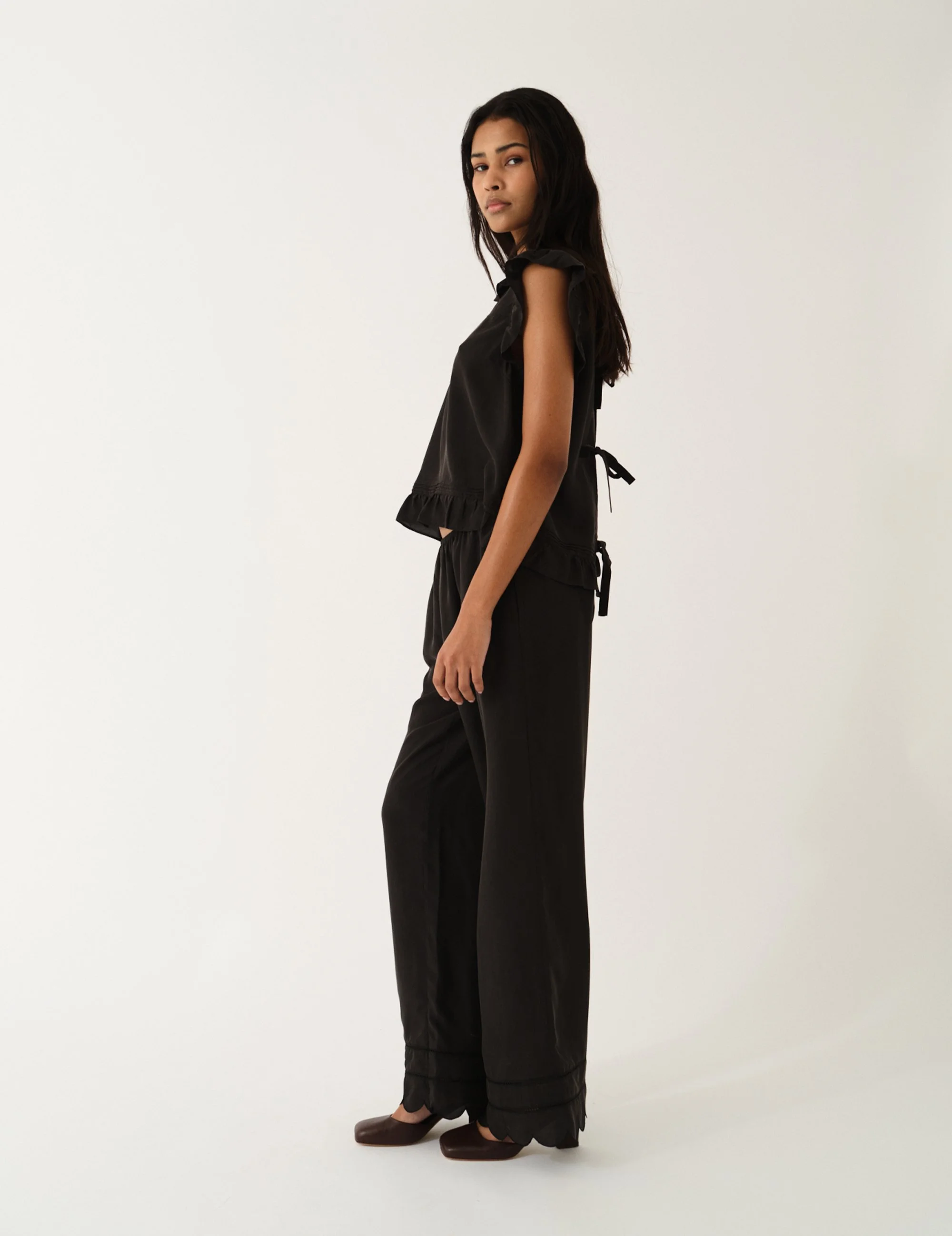 The Garment 22700 Darling Scallop Top Black 050_20.jpg