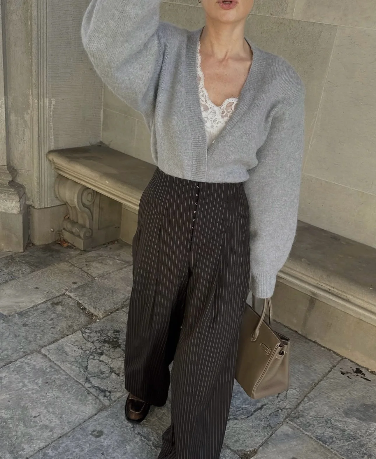 Cardigan lovers 🫶🏼 @thora_valdimars tr&auml;gt unseren neuen Rotate Cardigan im sch&ouml;nsten Grau, kommt mit Schal &amp; herausnehmbaren Schulterpolstern - lieben wir sehr!