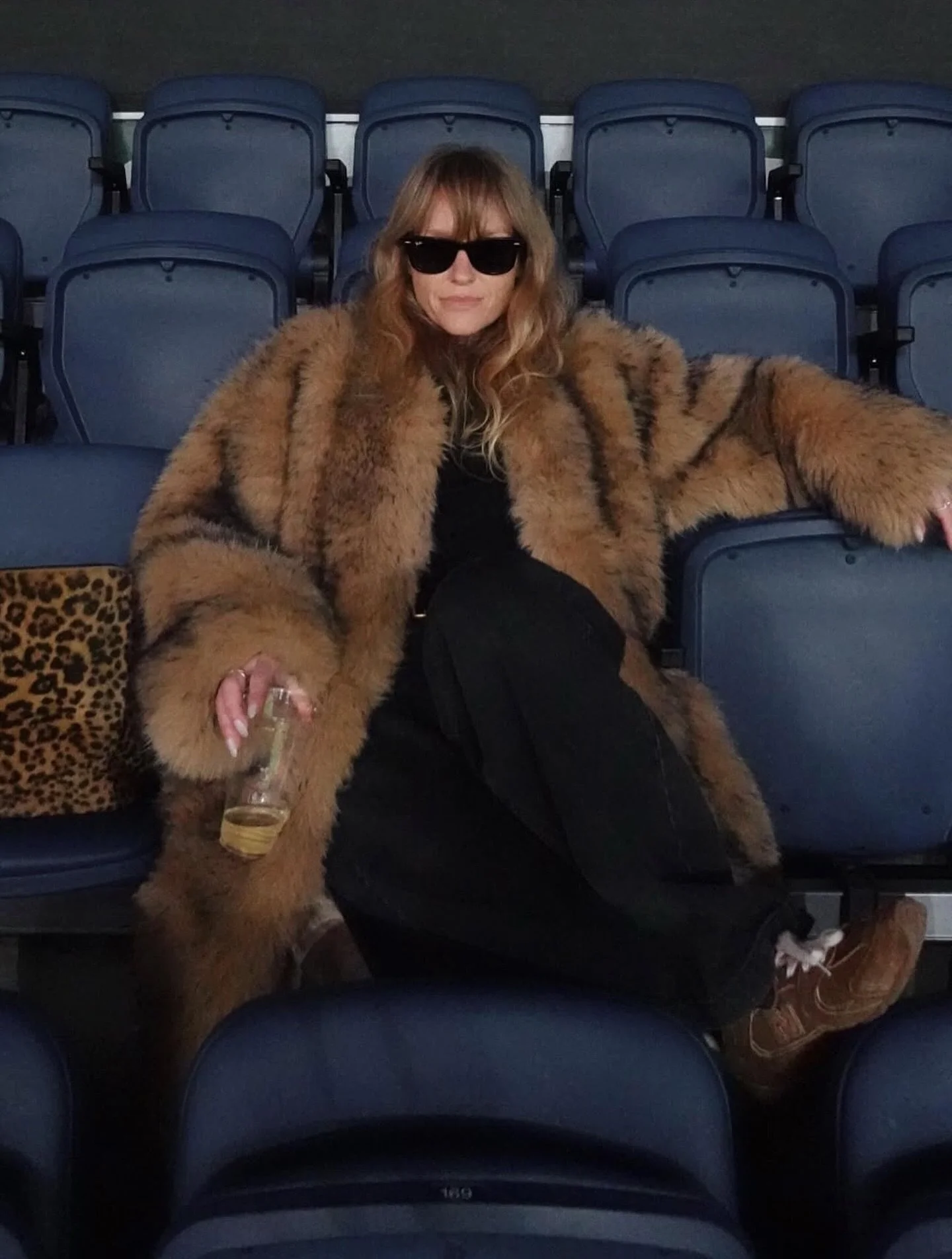 Tuesday mood 🤎 @_jeanettemadsen_ tr&auml;gt den Rotate Faux Fur Mantel im Kopenhagener Stadion. Wusstet ihr dass Rotate die d&auml;nische Fu&szlig;ballnationalmannschaft der Frauen einkleidet? So cool!