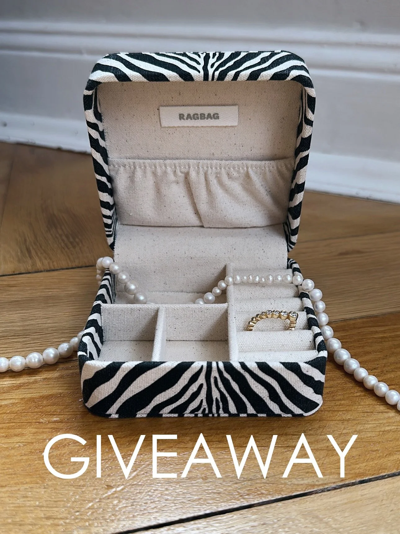 ADVENTS GIVEAWAY Wir lieben die Weihnachtszeit &amp; wollen von ganzem Herzen Danke sagen f&uuml;r Euren Besuch, Bestellungen &amp; Liebe dieses Jahr! Jeden Adventssonntag verlosen wir ein ganz besonderes MILI Weihnachtsgeschenk an Euch.

Zum 1. Adve