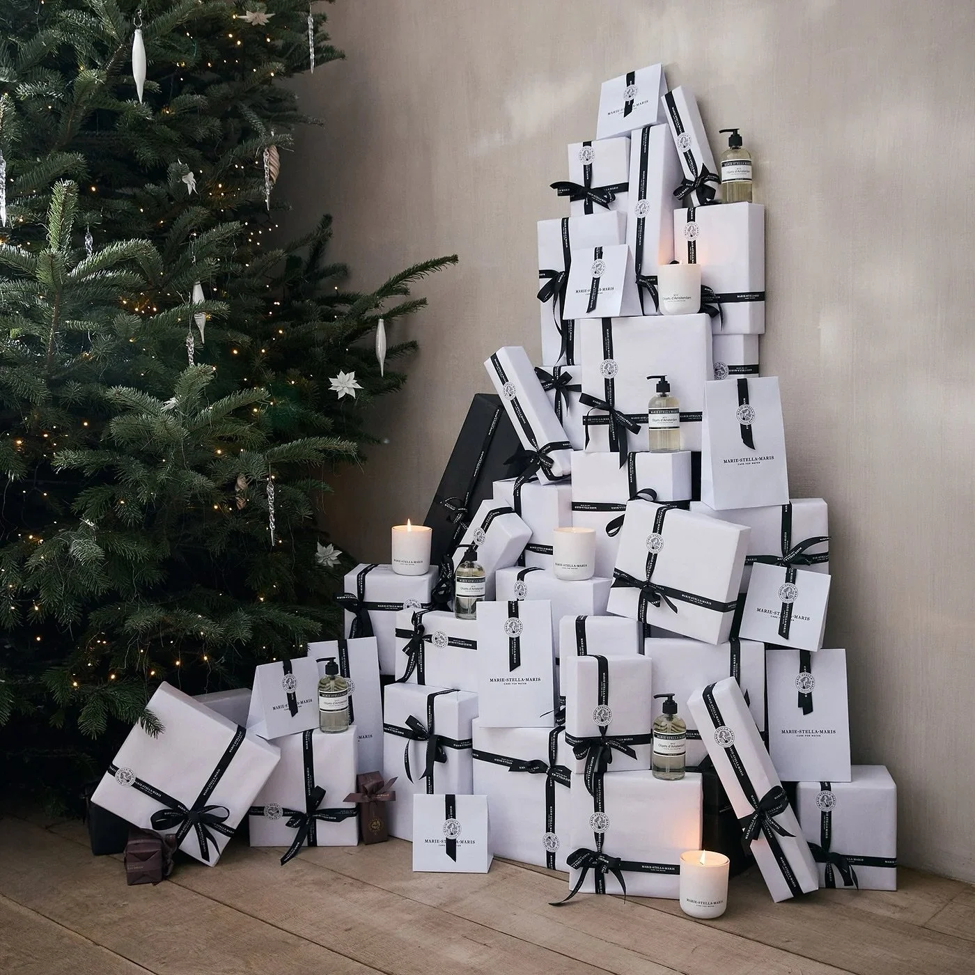 All the favorites 🌲 Wir haben so tolle Gift Sets von Marie Stella Maris hier, perfekt unter dem Baum! Es sind drei verschiedene Kombinationen, Hand, Body oder Home, alle mit dem unverkennbaren Duft Objects d&lsquo;Amsterdam, den wir so lieben #dears