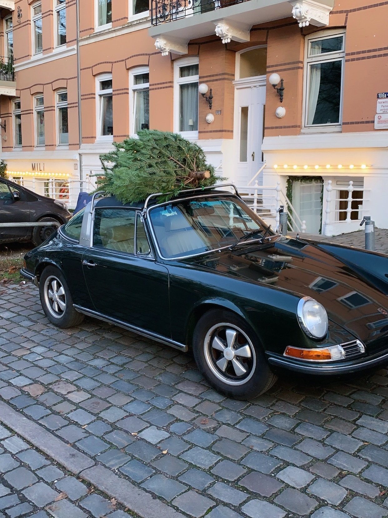 Christmas, we&rsquo;re ready! Baum, Outfit, Schmuck &amp; Geschenke - wir sind bereit f&uuml;rs Fest &amp; haben so viel wundersch&ouml;nes f&uuml;r Euch im Store, wir freuen uns riesig auf Euren Besuch 🌲

Unsere &Ouml;ffnungszeiten:
Montags bis Fre