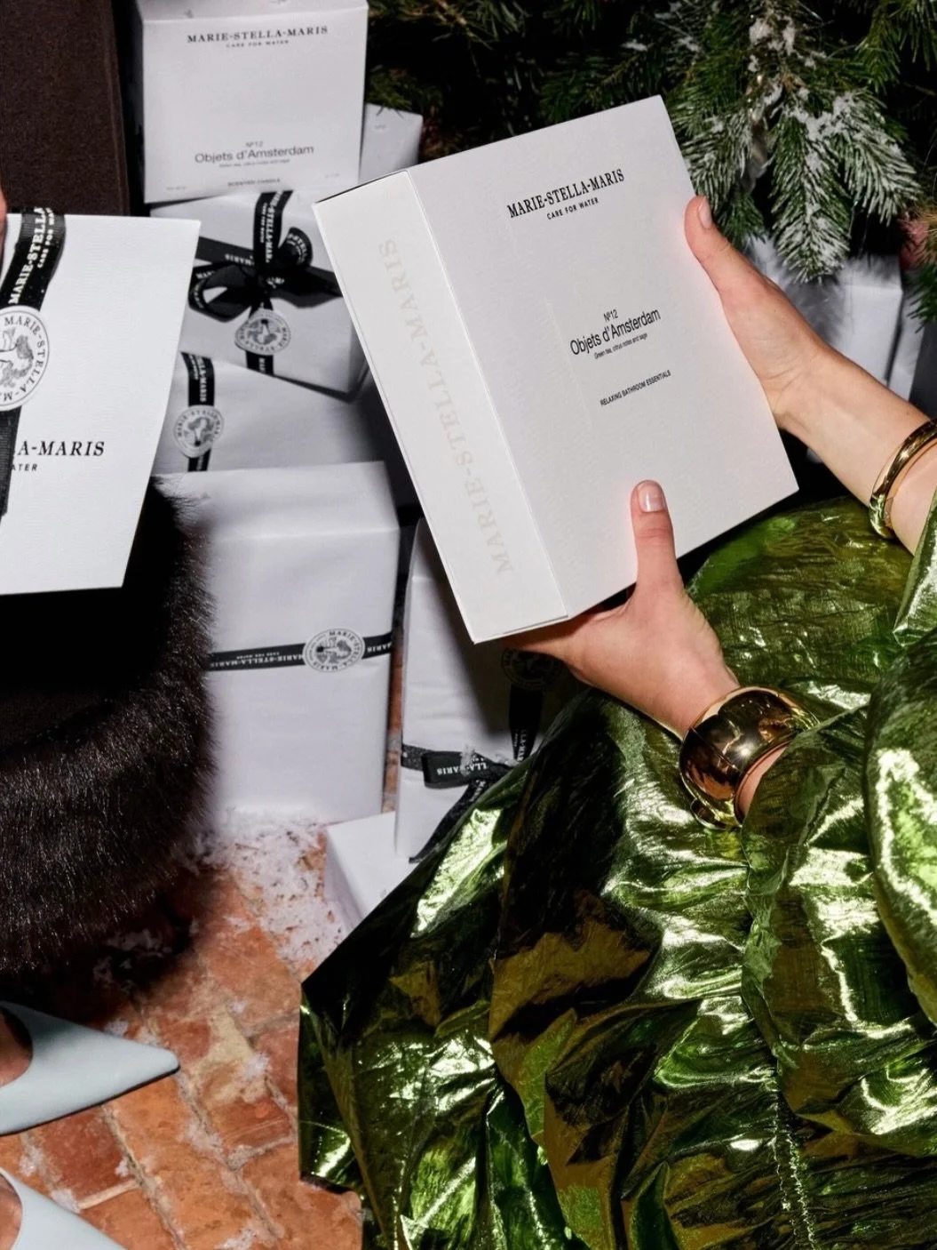 Du suchst noch ein Geschenk? Unsere Gift Sets von Marie Stella Maris passen immer! Wir haben drei verschiedene: Home, Body &amp; Hand, alle mit dem signature Duft Objects d&lsquo;Amsterdam, den wir so lieben 🌲