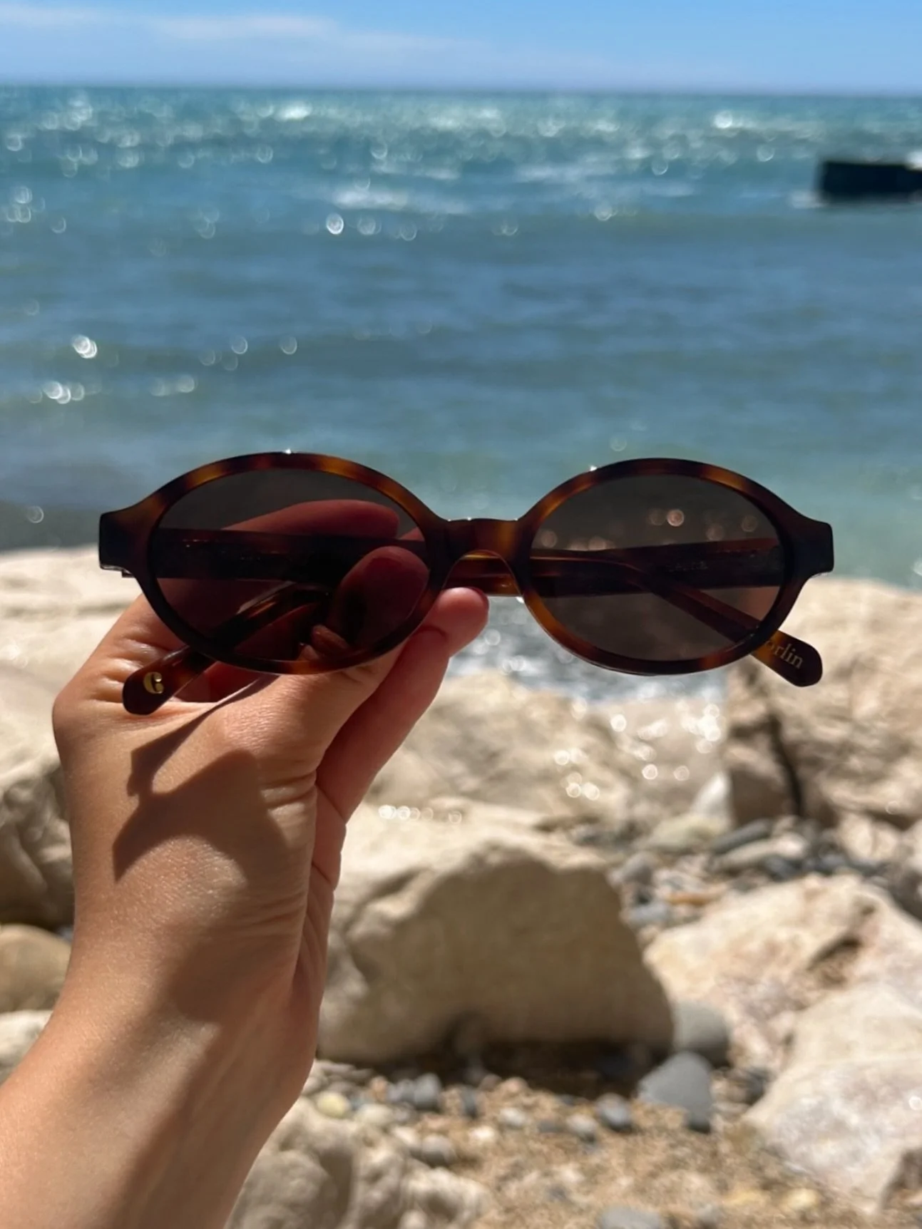Sommer 💛 Wir haben unsere Sonnenbrillen aufgef&uuml;llt, perfektes Timing f&uuml;r den Sommer, alle Modelle, auch der Bestseller Selma, sind im Store &amp; Online verf&uuml;gbar!