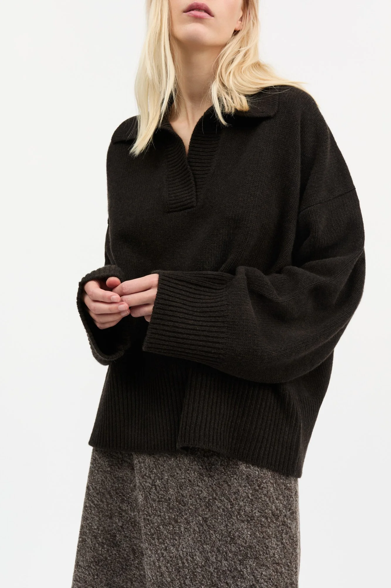 30_DeanV-neckJumper_DeepBrown_675.jpg