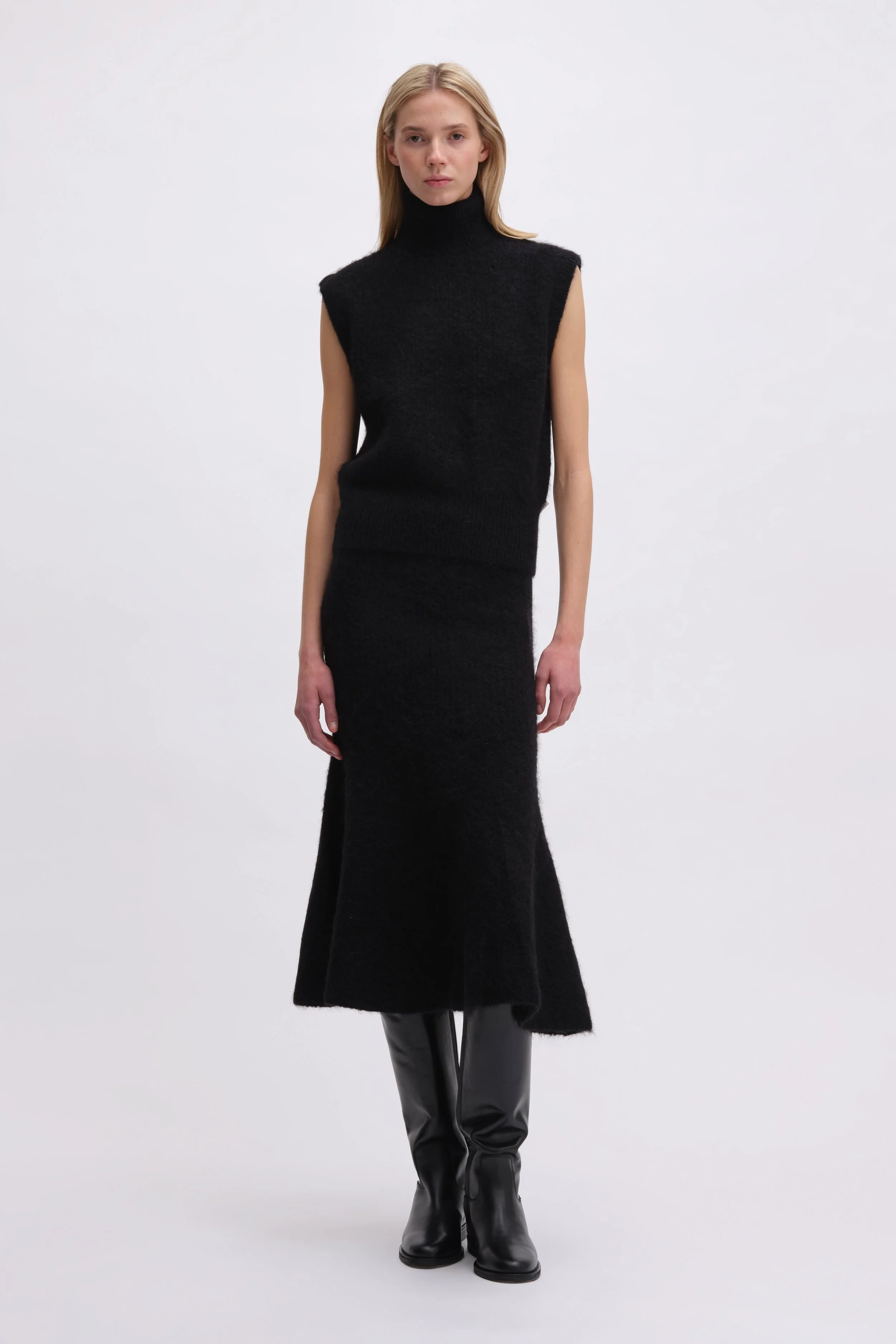 REMAIN_503070100_Black_Crew Neck Vest_Model_1_0757_hr.jpg