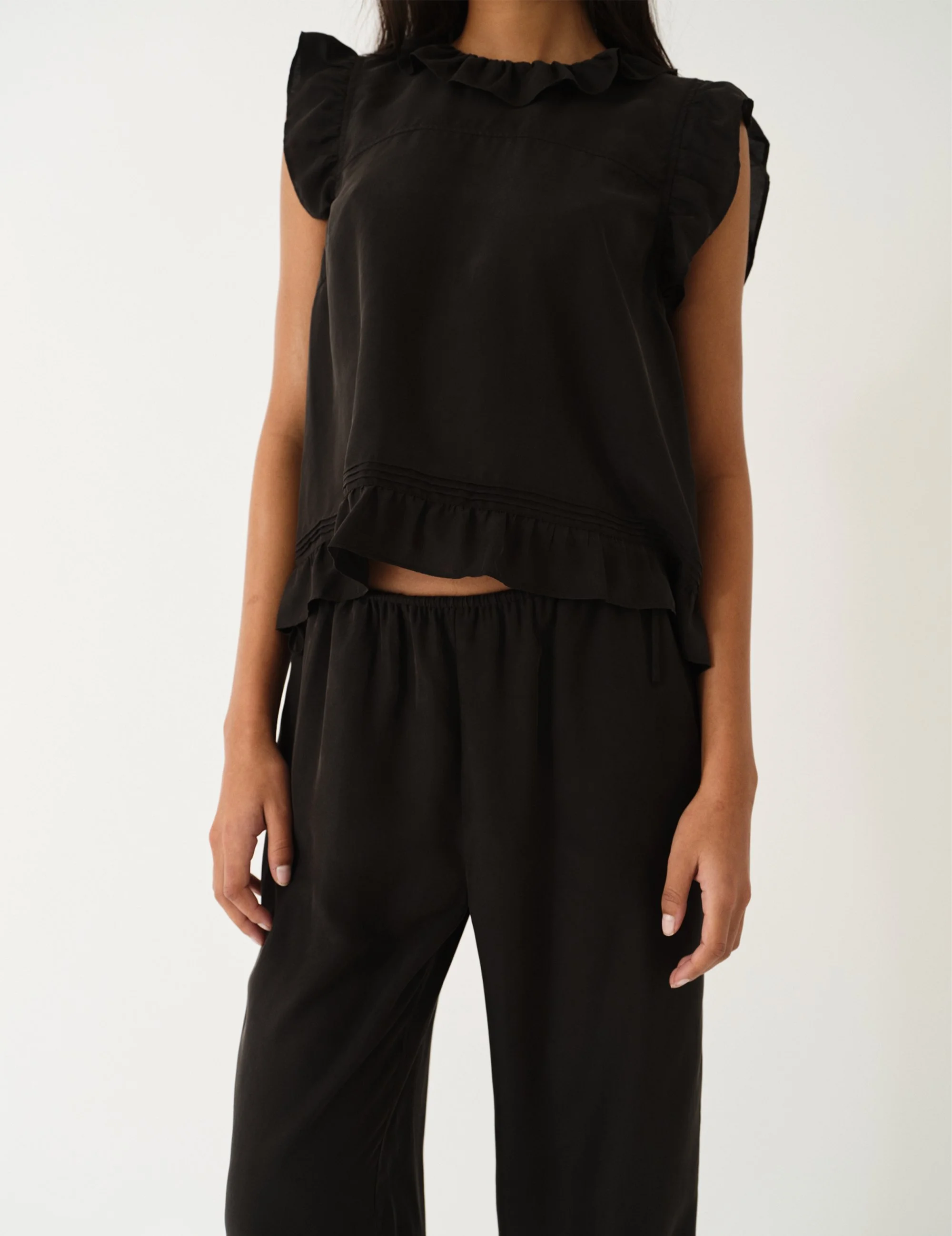 The Garment 22700 Darling Scallop Top Black 050_40.jpg