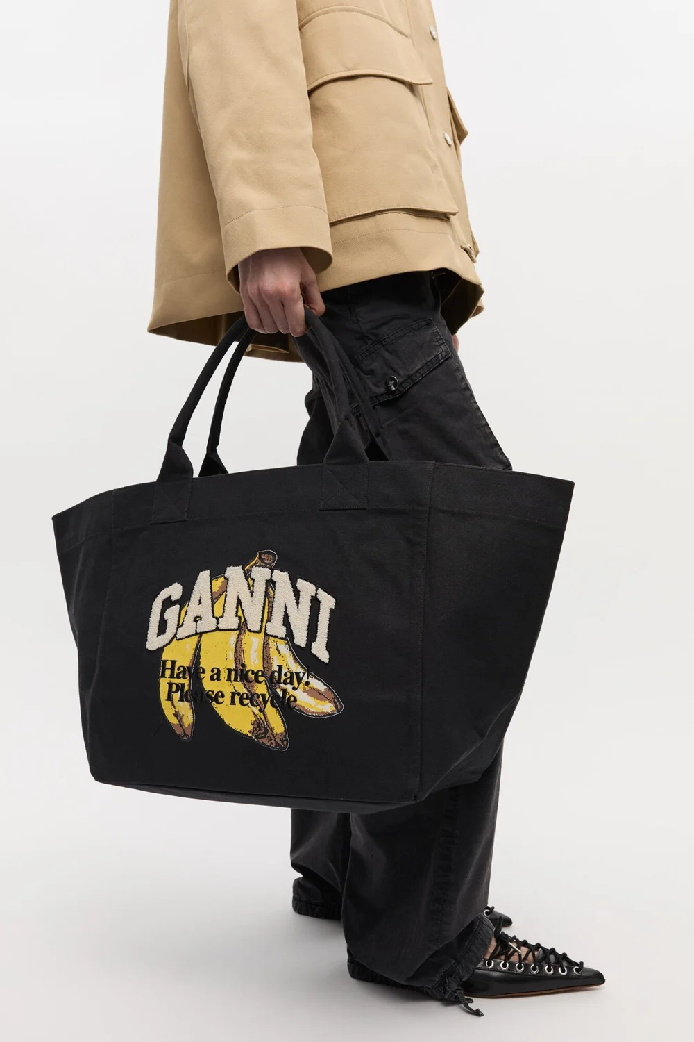 トートバッグ XXL BANANA PRINT LOGO SHOPPER GANNI Shopper XXL Pocket Banana Print — MILI