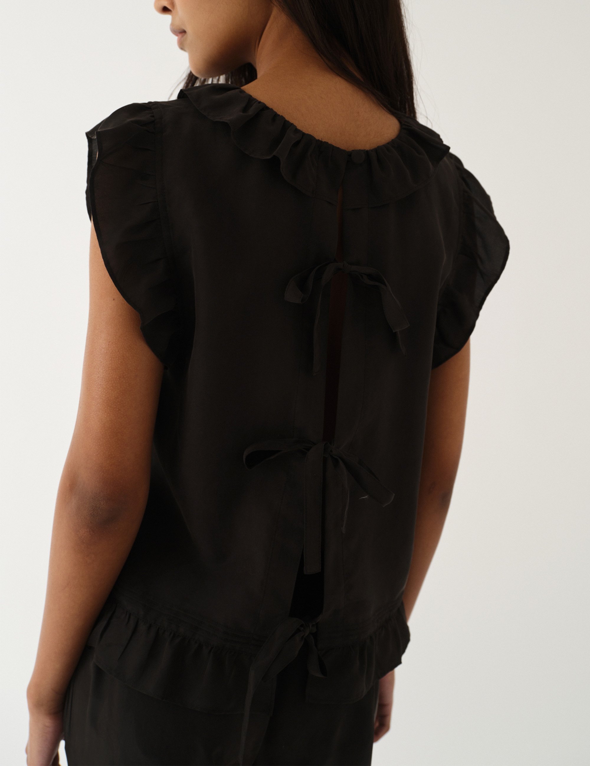 The Garment 22700 Darling Scallop Top Black 050_30.jpg