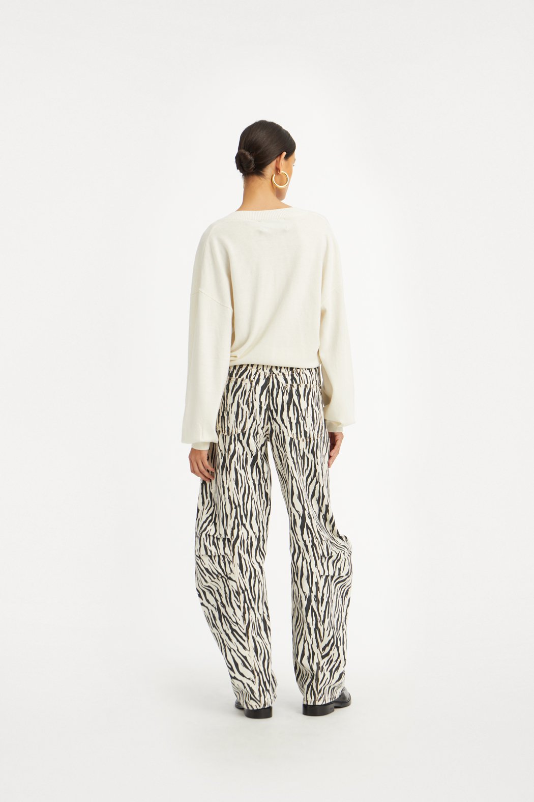 ROTATE_PF25_191124_114309400_Bright White_Knit V-neck Sweater_Model_ 1_114339858_Egret Comb._Printed Twill Cargo Pants_Model_ 1_0412_lr.jpg