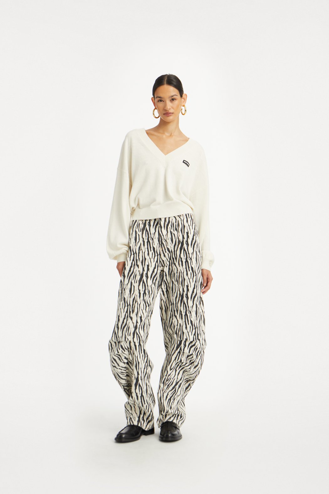 ROTATE_PF25_191124_114309400_Bright White_Knit V-neck Sweater_Model_ 1_114339858_Egret Comb._Printed Twill Cargo Pants_Model_ 1_0383_lr.jpg