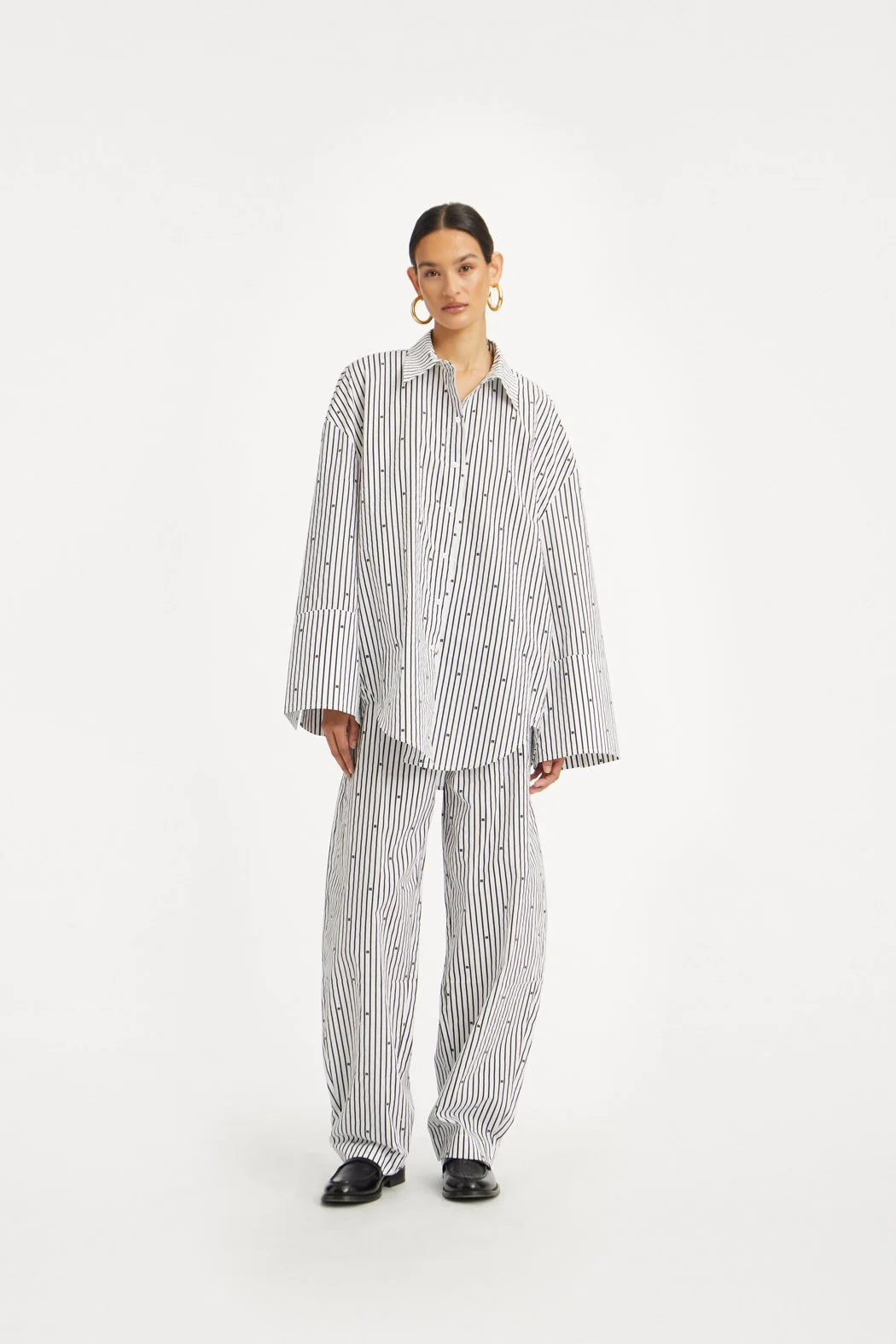 ROTATE_PF25_191124_1143981000_1000 Black Comb._Poplin Oversized Shirt_Model_ 1_1144001000_1000 Black Comb._Poplin Tapered Pants_Model_ 1_1345_lr.jpg
