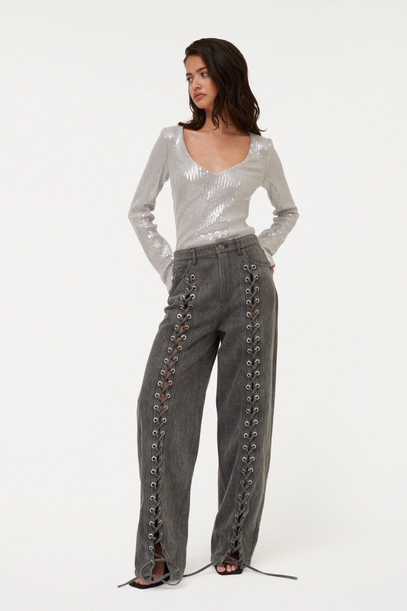 270524_rotate_ecom_113571039_alloy_light_gray__sequin_v-neck_top_model_1_0892.jpg