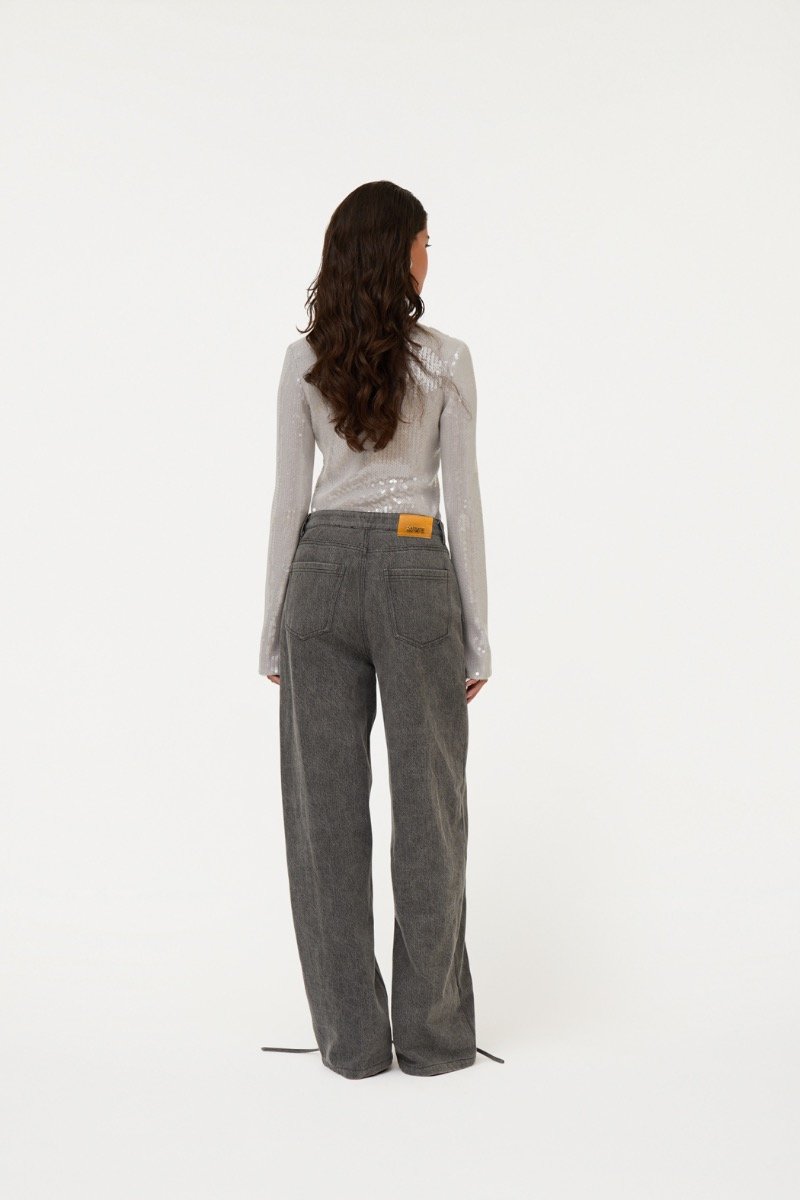 270524_rotate_ecom_113571039_alloy_light_gray__sequin_v-neck_top_model_1_0874_1.jpg