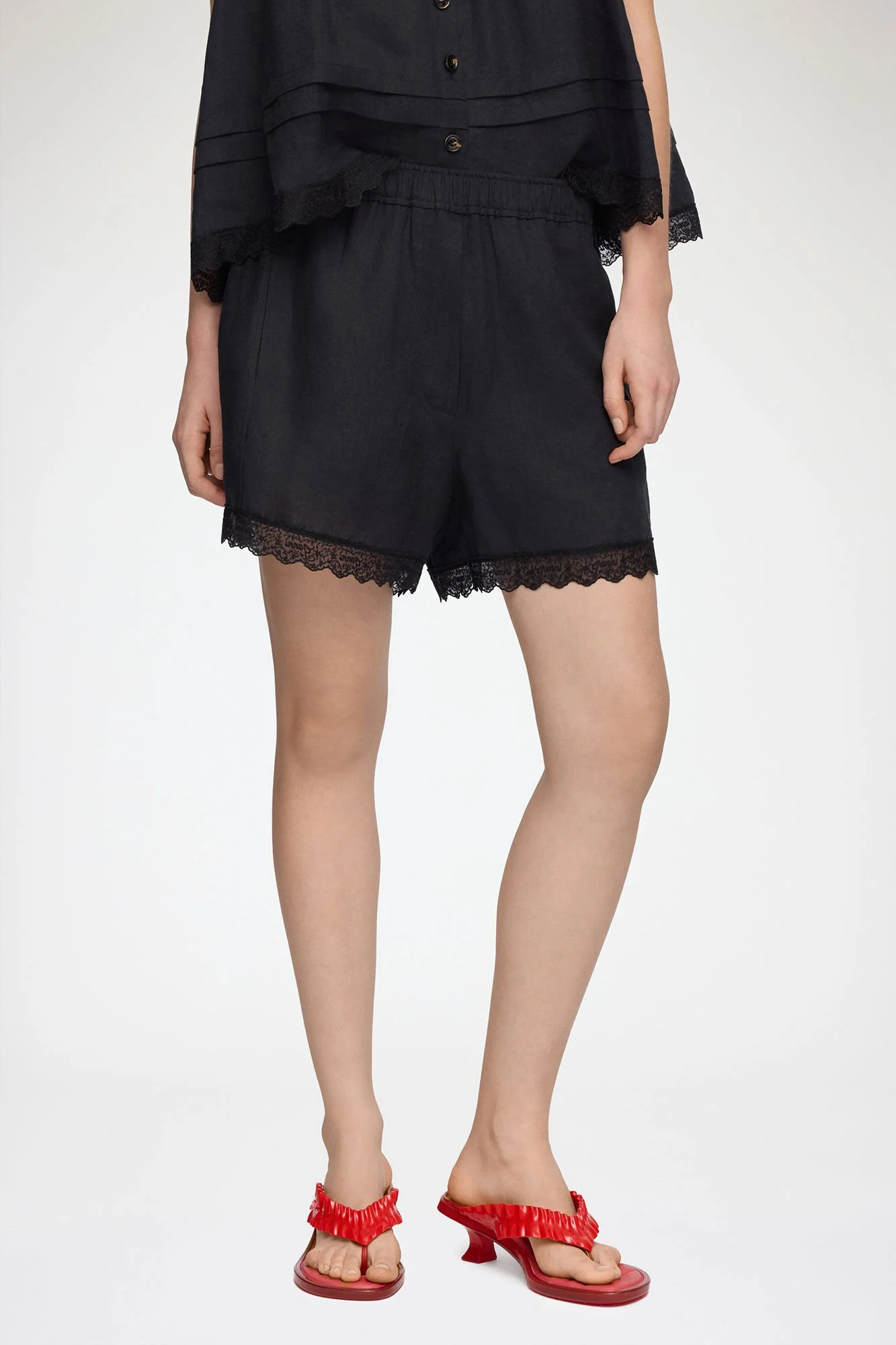 GANNI Light Linen Lace Hem Shorts_A1110113_099_3.jpeg