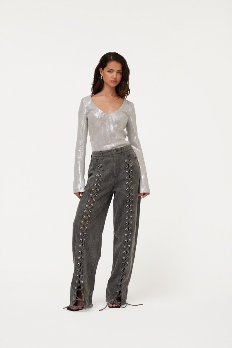 270524_rotate_ecom_113571039_alloy_light_gray__sequin_v-neck_top_model_1_0852_1.jpg