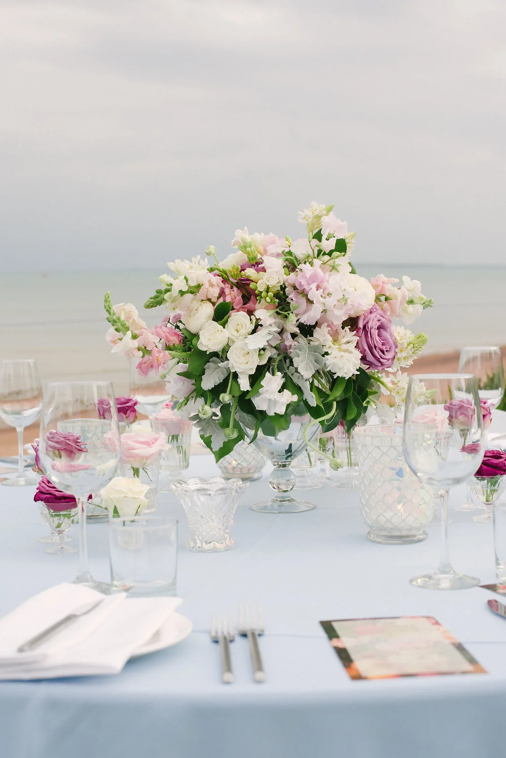 wedding table centrepiece with roses and snapdragons