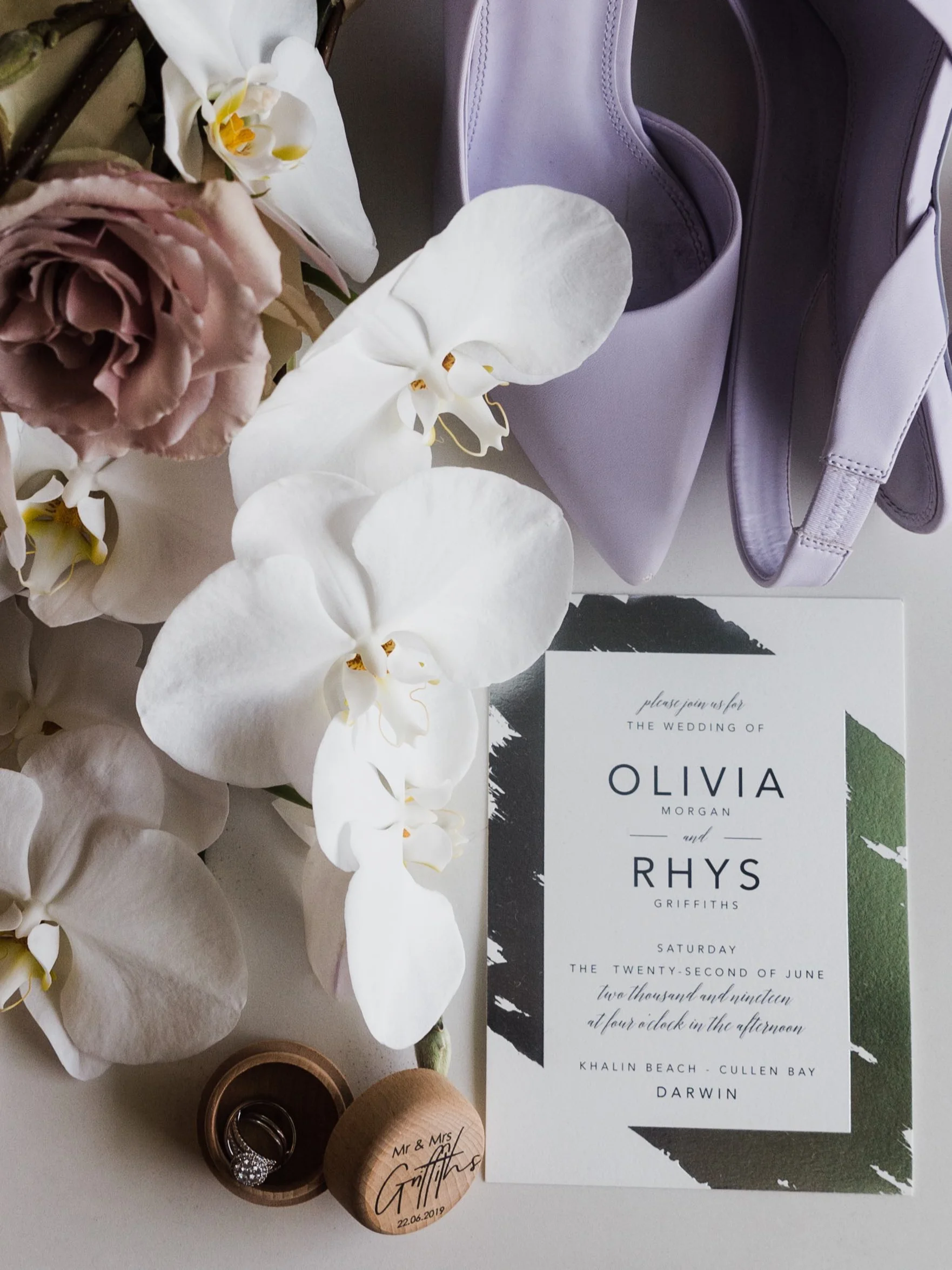 phalenopsis orchids with quicksand roses for a Darwin wedding