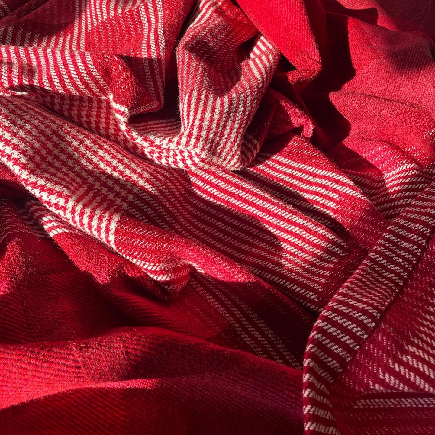 COCH 🔥RED💥
Don&rsquo;t worry I&rsquo;m not going to convince you to buy a woolen blanket in this weather (saying that, wool does keep you cool&hellip;)
DIOLCH / THANK YOU to all that I met at the National Eisteddfod last week. It&rsquo;s so wonderf