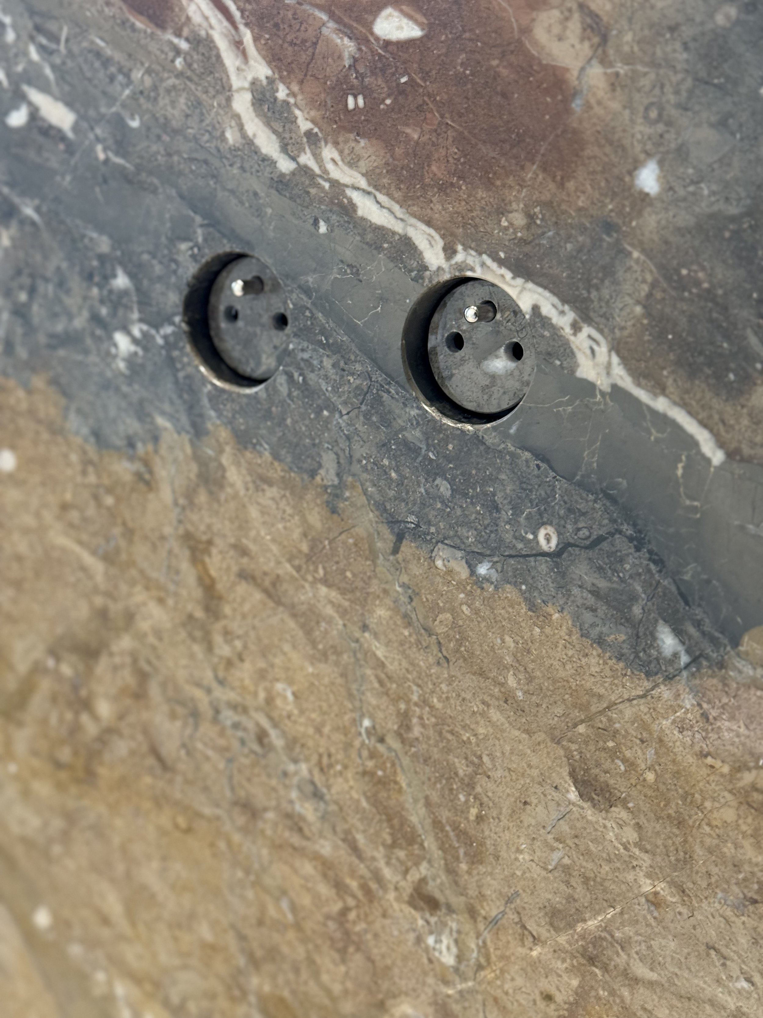 28. Kitchen marble integration: Minimalist Prado Rond flush-mounted electrical sockets seamlessly integrated into the kitchen's marble island countertop.