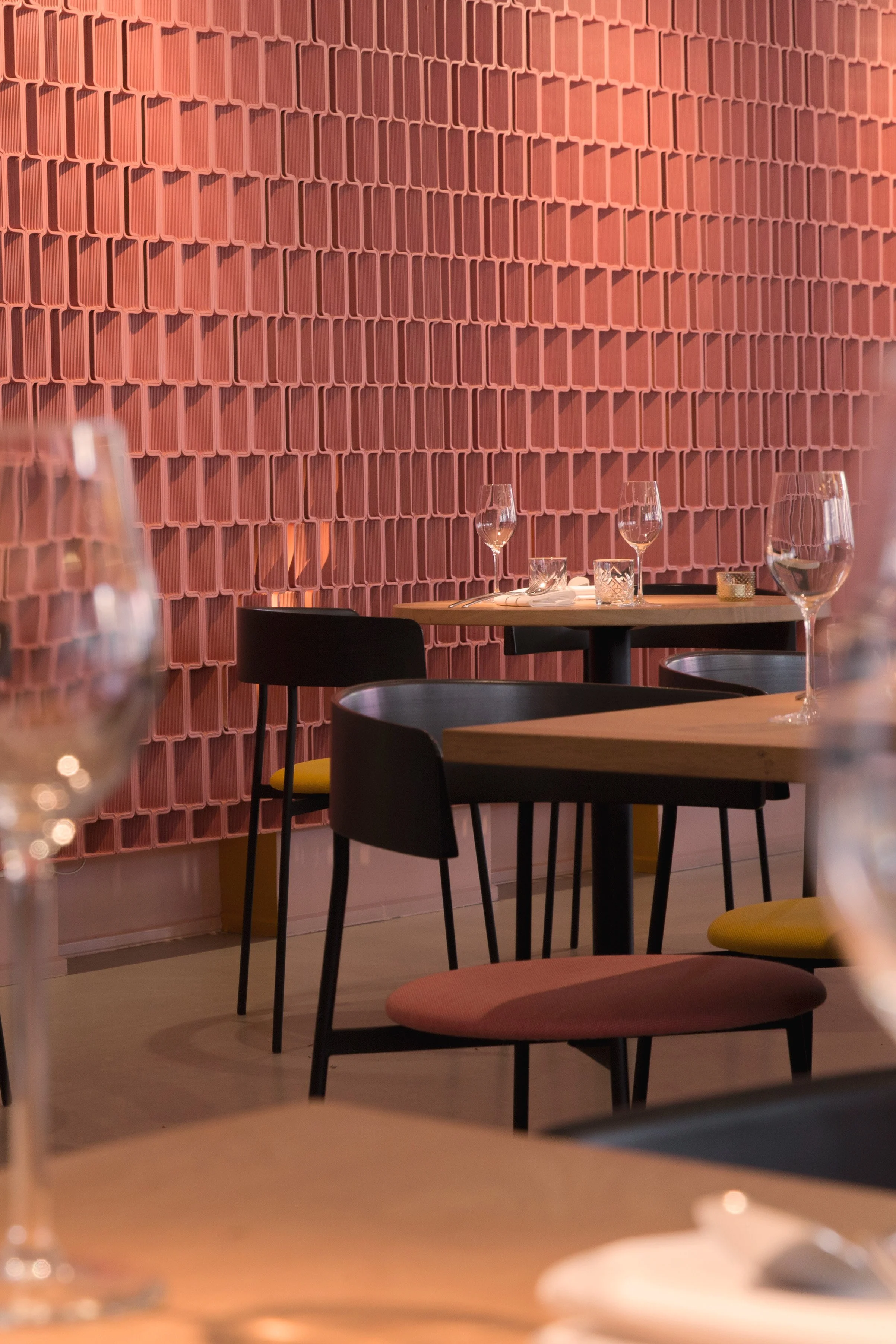 Nazka Restaurant: The Nazka Screen installed within the vibrant interior of the Nazka Peruvian restaurant in Amsterdam.