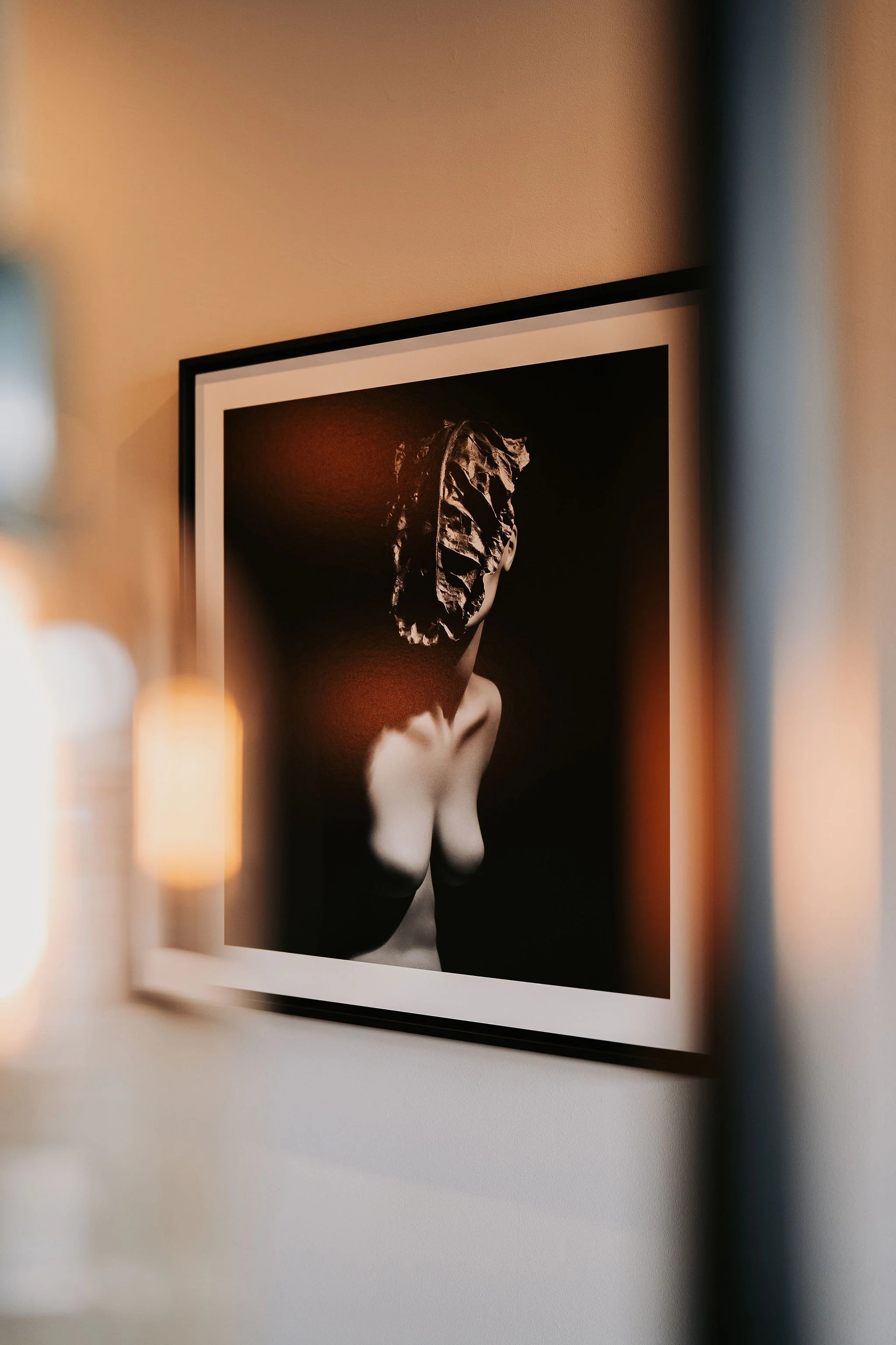Wall art detail: Close-up of an elegant piece of art hanging on the wall, enhancing the restaurant's sophisticated interior.