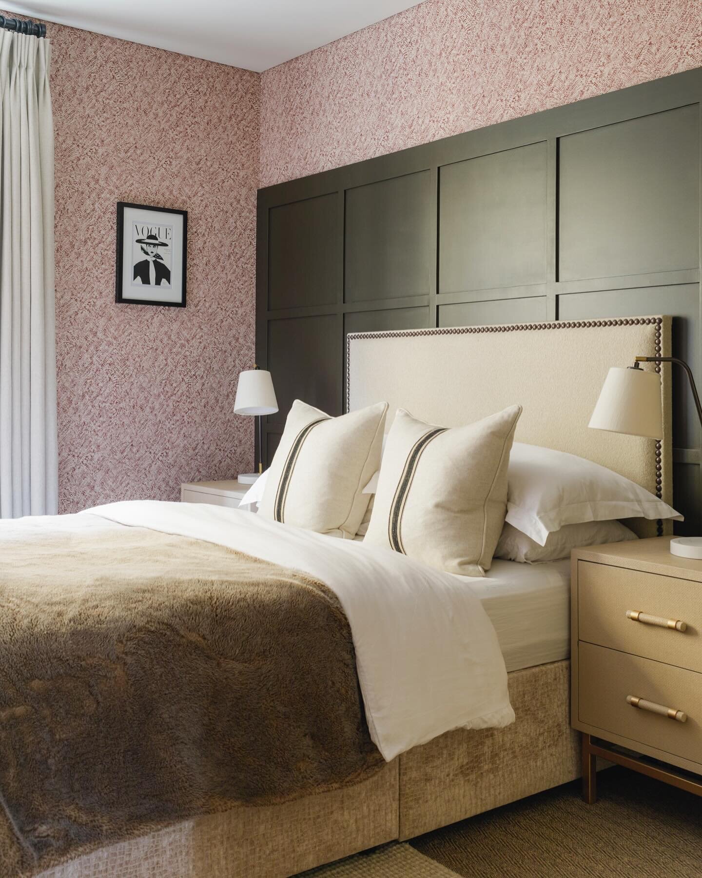 Swipe to the last picture to see the before picture of this bedroom 👀👉🏻

We added panelling and a wonderful wallpaper to add texture, the gorgeous headboard and curtains bring softness, as does that beautiful soft pink. 

Wallpaper: Cheyennes by @