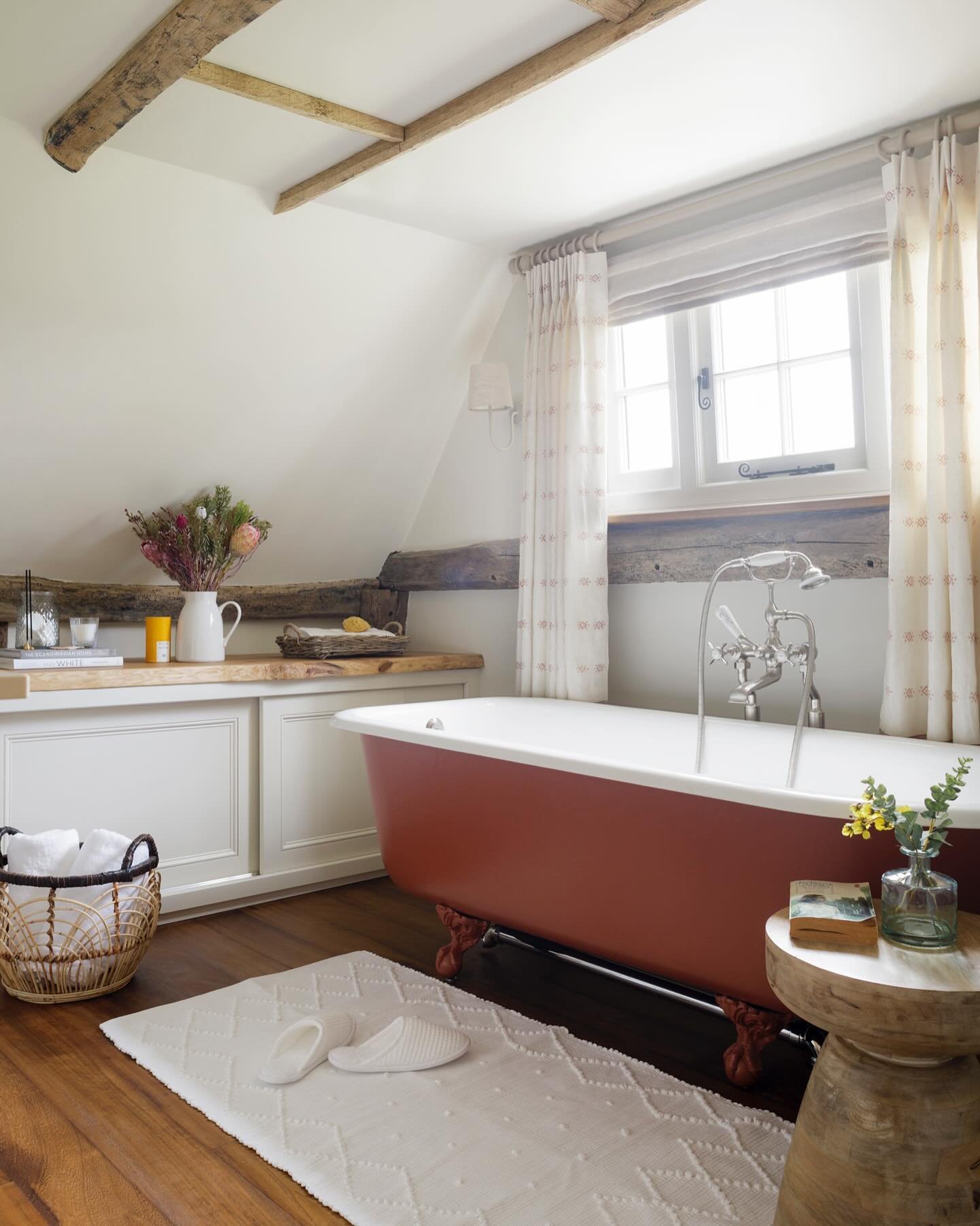 How we created this earthy and warm bathroom ✨ ~ 

The perfect place for a restful bath at the end of the day, we used a mixture of wood tones and layered textures to create a bathroom which feels warm, cosy and luxurious. 

The beams were originally