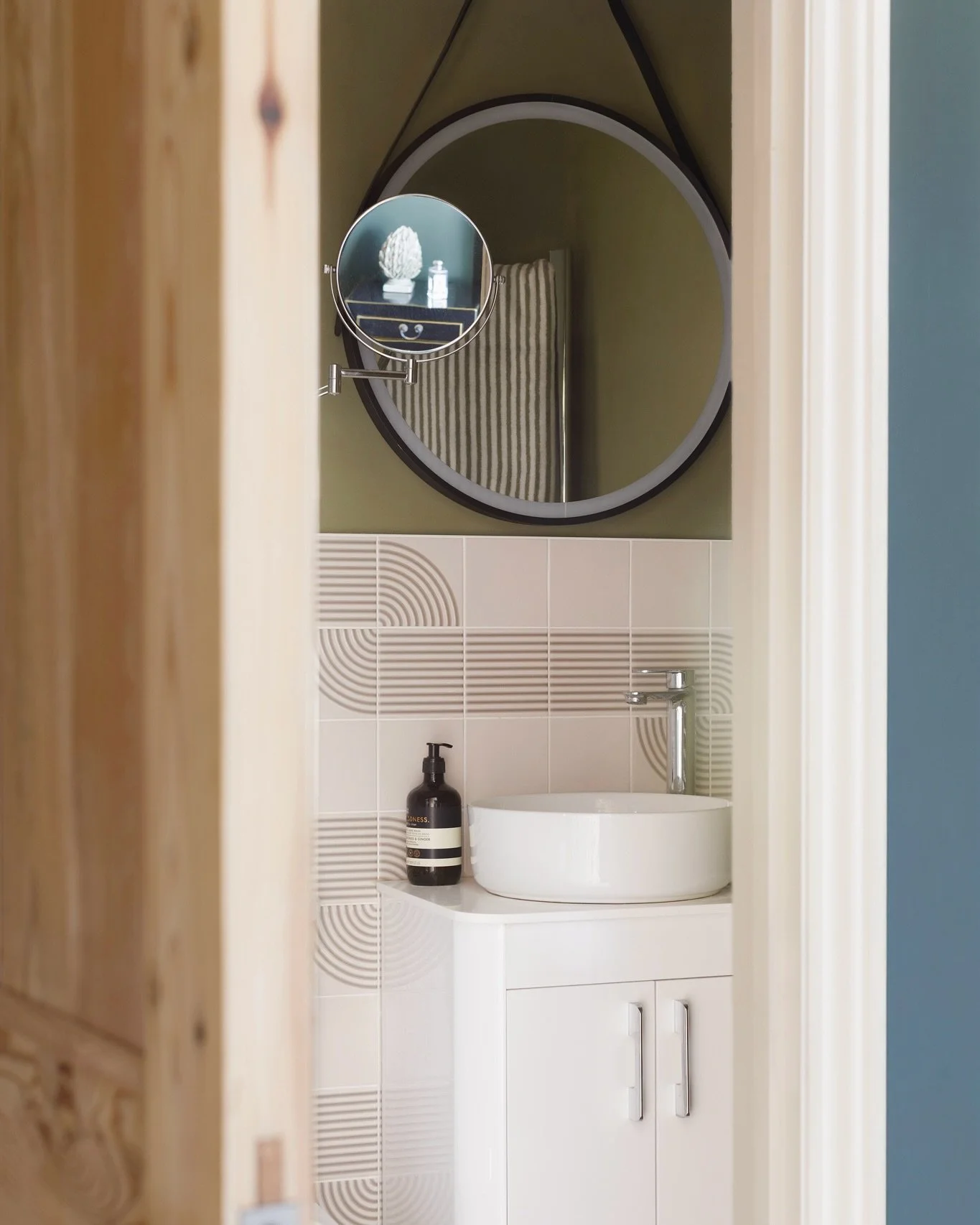 How we designed an en-suite for a boy&rsquo;s bedroom that was dark, compact and in need of personality ✨

When you&rsquo;re working with a small space and no natural light, it&rsquo;s all about giving one element the wow factor - and here, that was 