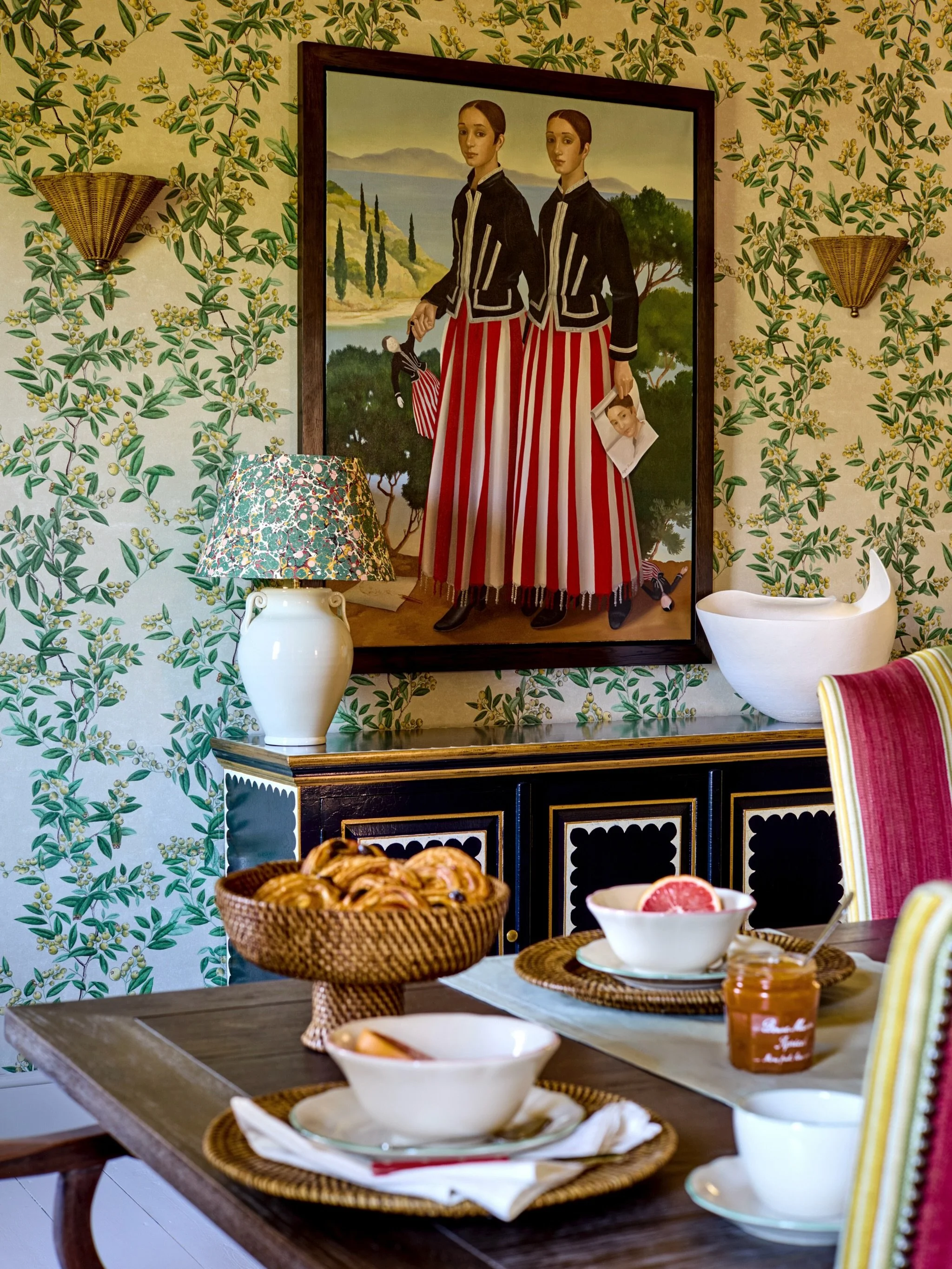 GIARDINO ELEGANTE 🌿 An Italian-infused  dining room where every breakfast feels that little bit al fresco 🌞 

This romantic space was a joy to design, with an Italian edge drawn from our client&rsquo;s striking artwork, and the formal gardens beyon