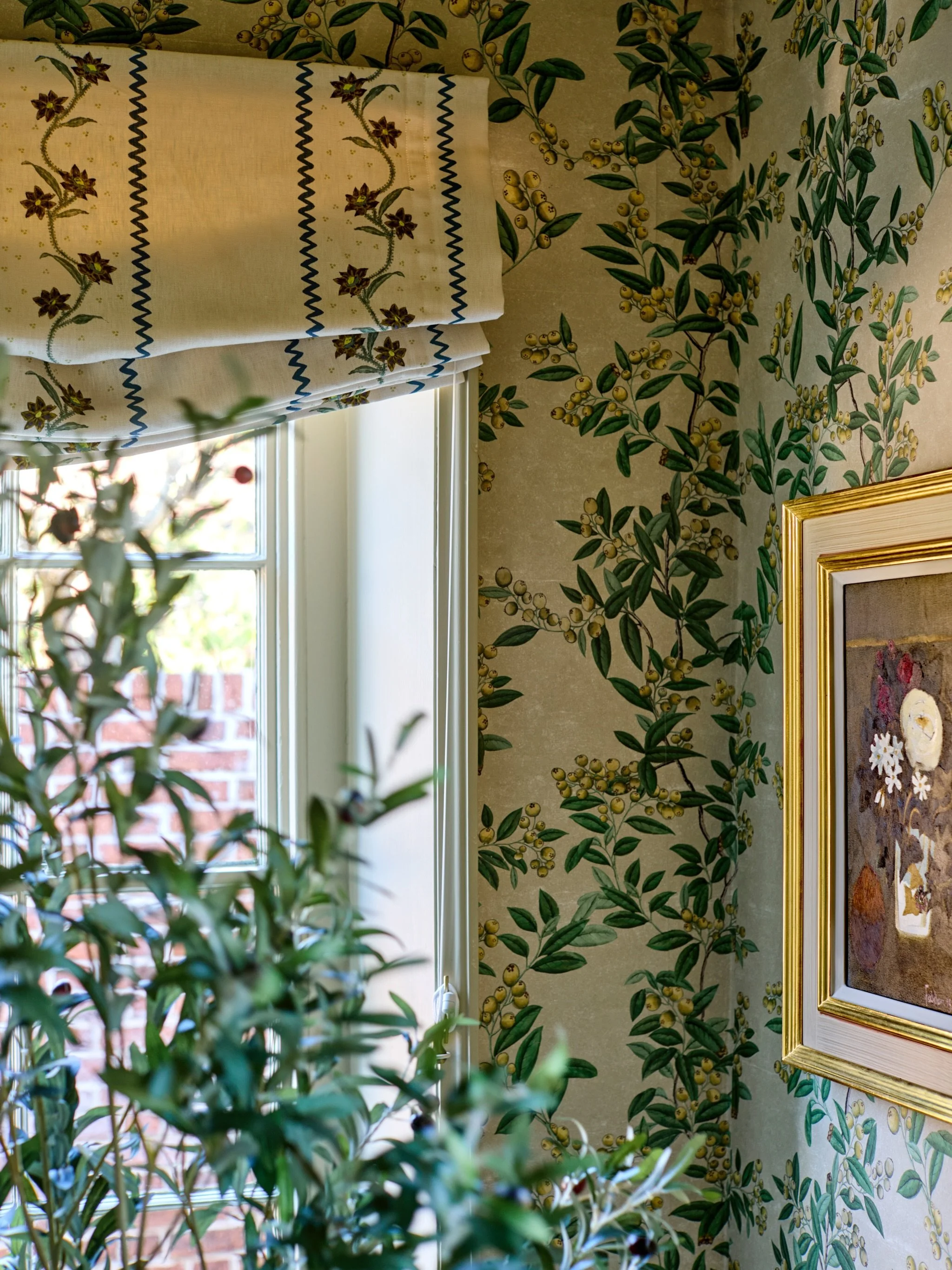 When the wallpaper steals the show 🌿

This Watts of Westminster wallpaper was the natural starting point for this dining room - rich, considered, and full of character. 

Paired with the Franquemont roman blind, the two patterns sit together beautif